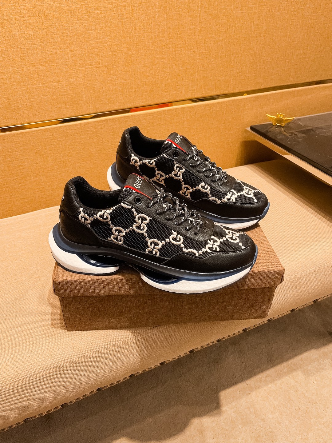 NO:351780,[Guqi] High-end brand of men's shoes. The latest masterpiece upper is made of Italian official website original special technology fabric with top layer cowhide. The original comfortable and breathable inner lining is made of original designated anti-slip sole to make walking more convenient and comfortable!  Exclusive new style, amazing work, beautiful 11 ​​replica [color] compared to the official quality!  Create a fashionable personality to set off your uniqueness!  Must-have for trendy men!, Size: 38-44. Color. Multi-color optional, cowhide19860909【古奇】 男鞋高端品牌 官网11最新力作鞋面采用意大利官网原版专用科技布面料搭配头层牛皮 原版舒适透气内里原版指定防滑大底制作让行走更加便捷舒适！独家新款,惊世之作,与官方的质量相比美的11复刻[色]！打造时尚个性衬托你的与众不同！潮男必备! ,尺码:38－44.颜色. 多色可选,,cowhide,Men's shoes