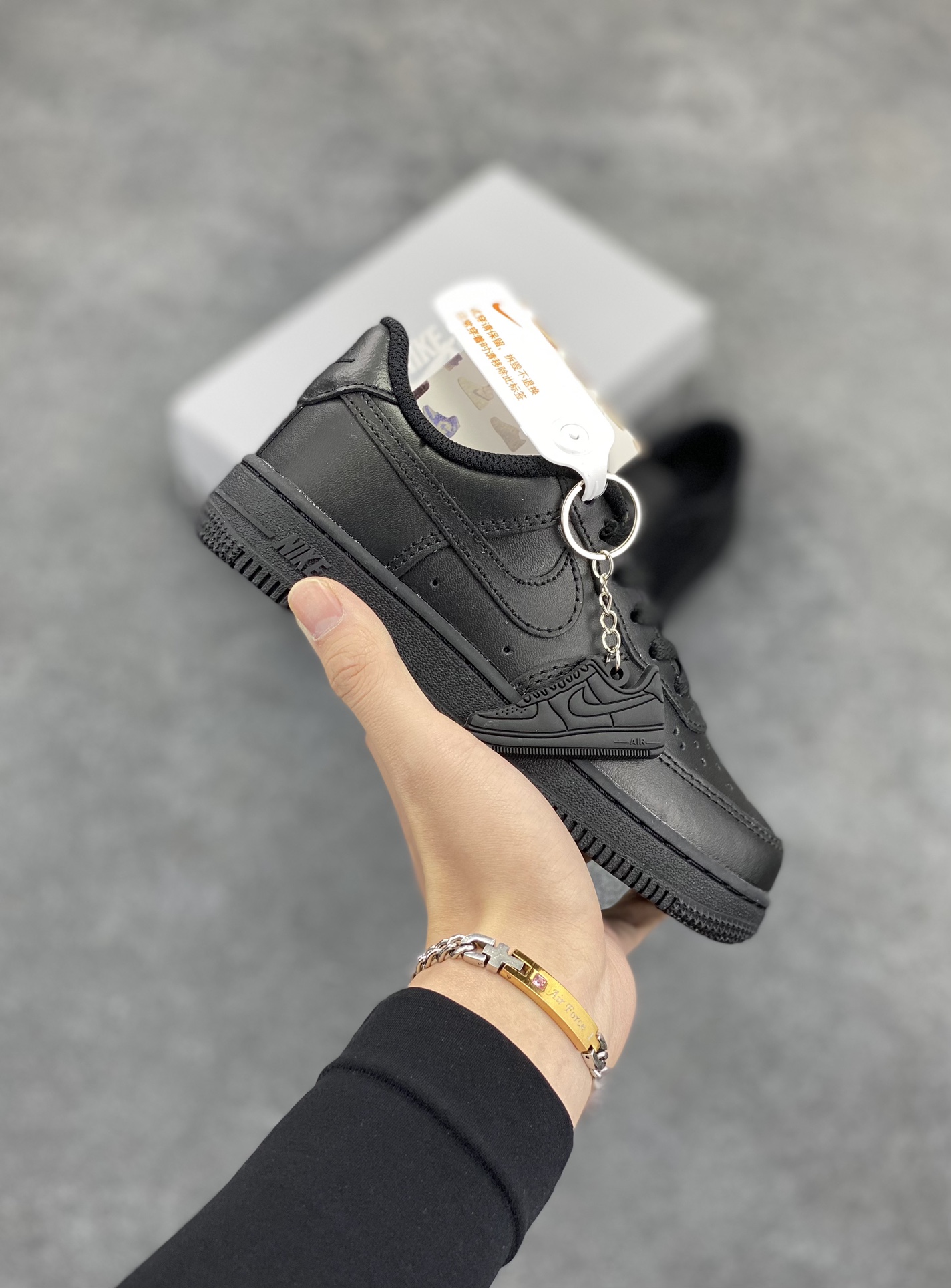 福利特价 Nike AIR FORCE 1 LE (PS)空军一号低帮百搭休闲运动板鞋。柔软、弹性十足的缓震性能和出色的中底设计，横跨复古与现代的外型结合，造就出风靡全球三十多年的Force 1。 货号：DH2925-001 尺码：25 26 27.5 28 29.5 30 31 32 33.5 34 35-选品中心