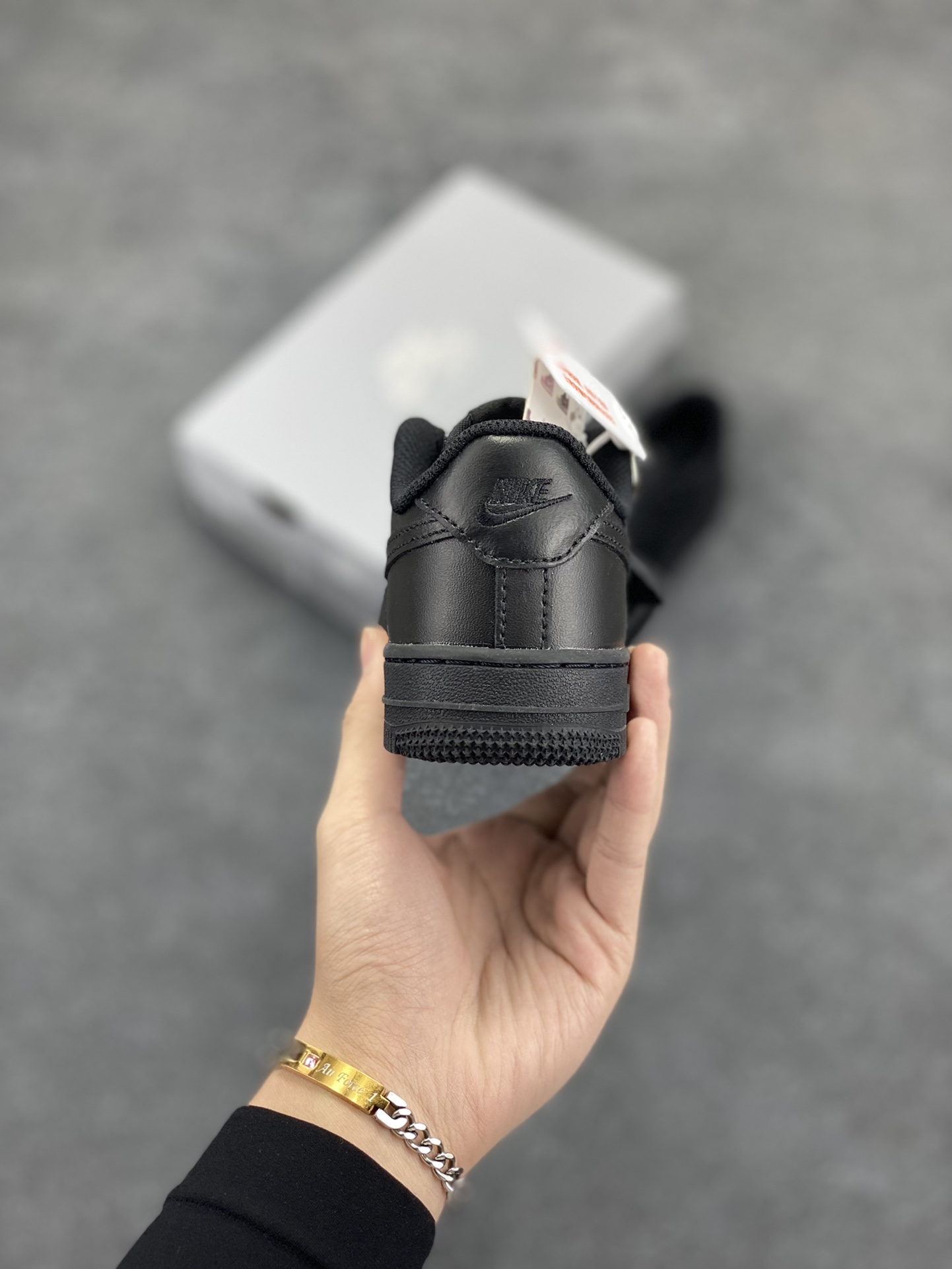 图片[4]-福利特价 Nike AIR FORCE 1 LE (PS)空军一号低帮百搭休闲运动板鞋。柔软、弹性十足的缓震性能和出色的中底设计，横跨复古与现代的外型结合，造就出风靡全球三十多年的Force 1。 货号：DH2925-001 尺码：25 26 27.5 28 29.5 30 31 32 33.5 34 35-选品中心