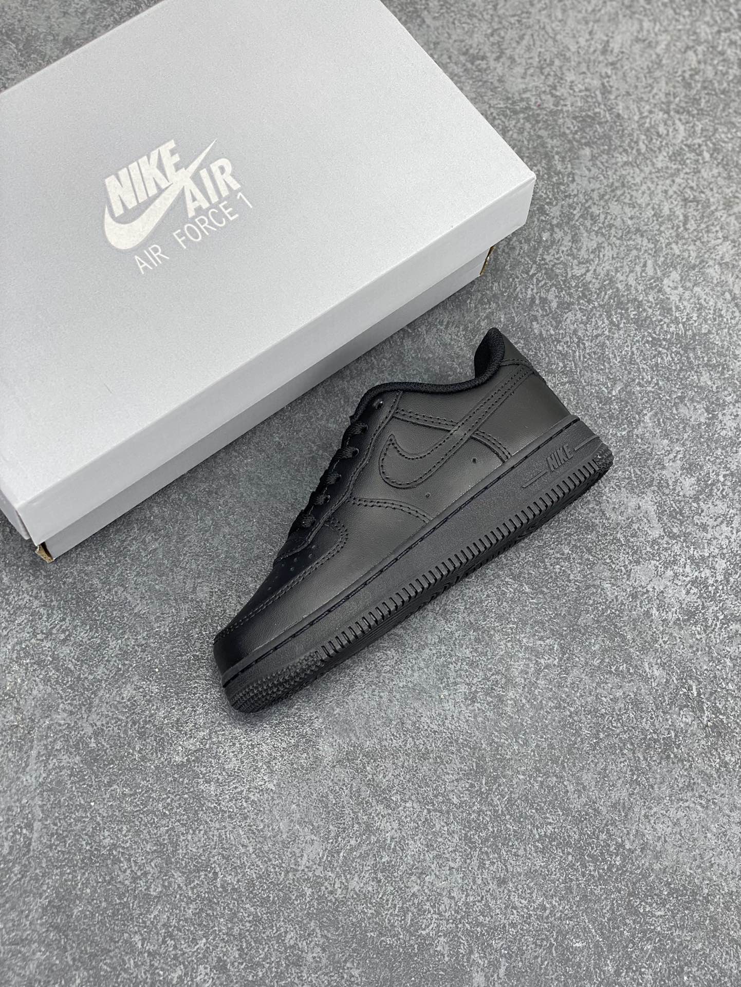 图片[7]-福利特价 Nike AIR FORCE 1 LE (PS)空军一号低帮百搭休闲运动板鞋。柔软、弹性十足的缓震性能和出色的中底设计，横跨复古与现代的外型结合，造就出风靡全球三十多年的Force 1。 货号：DH2925-001 尺码：25 26 27.5 28 29.5 30 31 32 33.5 34 35-选品中心