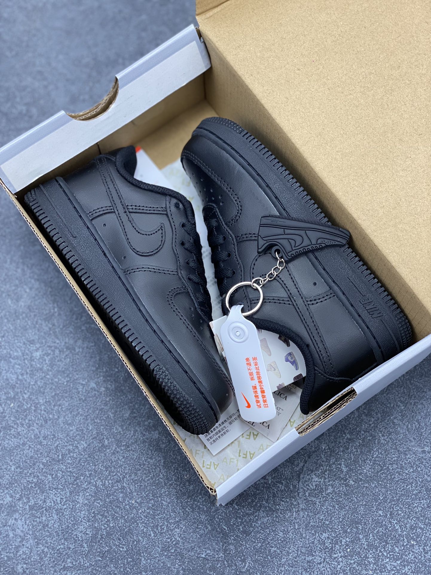 图片[9]-福利特价 Nike AIR FORCE 1 LE (PS)空军一号低帮百搭休闲运动板鞋。柔软、弹性十足的缓震性能和出色的中底设计，横跨复古与现代的外型结合，造就出风靡全球三十多年的Force 1。 货号：DH2925-001 尺码：25 26 27.5 28 29.5 30 31 32 33.5 34 35-选品中心