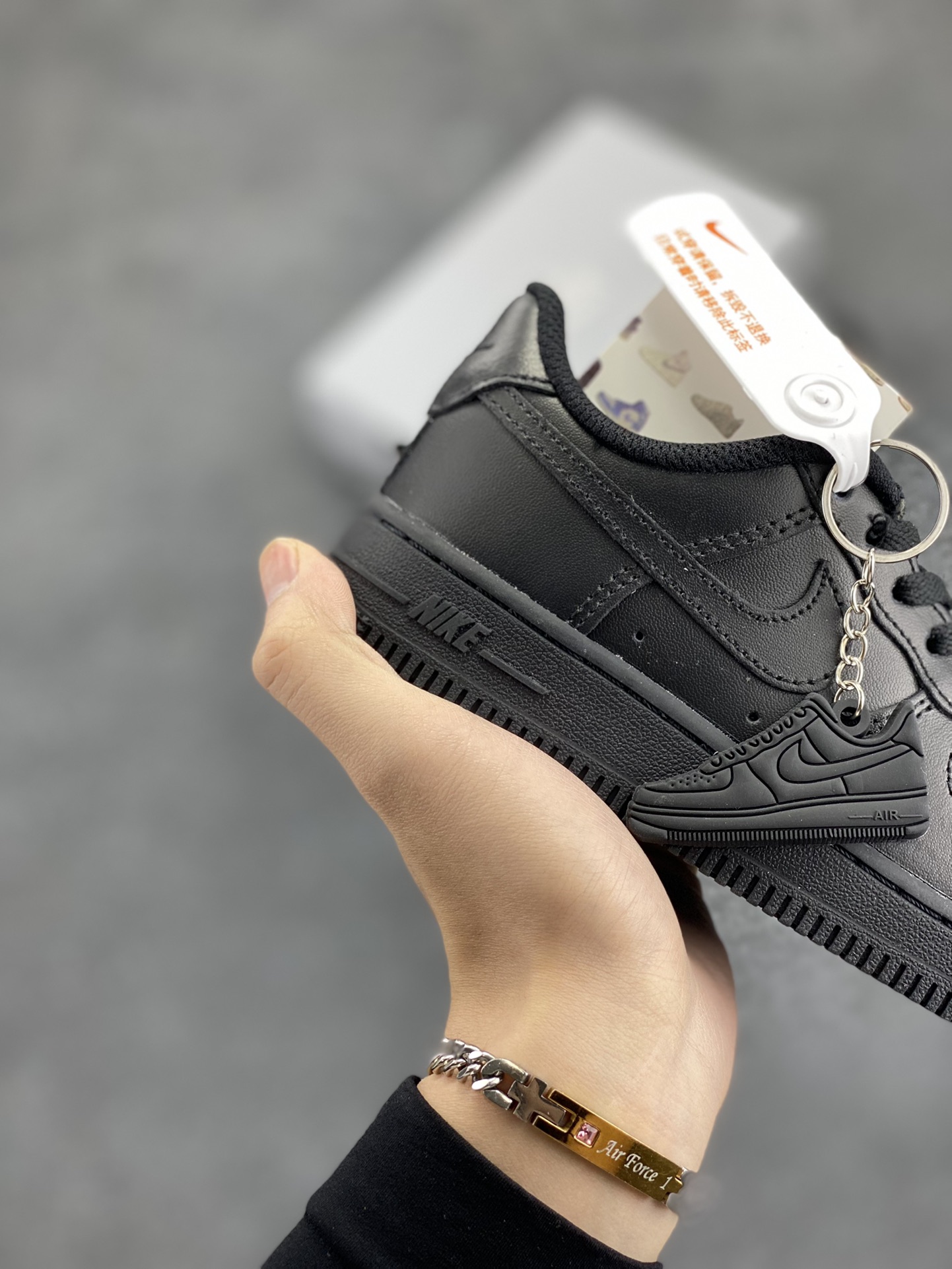 图片[6]-福利特价 Nike AIR FORCE 1 LE (PS)空军一号低帮百搭休闲运动板鞋。柔软、弹性十足的缓震性能和出色的中底设计，横跨复古与现代的外型结合，造就出风靡全球三十多年的Force 1。 货号：DH2925-001 尺码：25 26 27.5 28 29.5 30 31 32 33.5 34 35-选品中心
