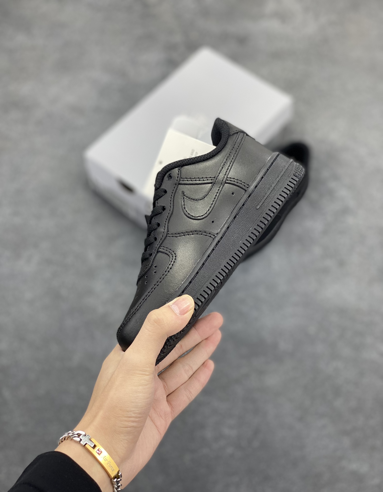 图片[3]-福利特价 Nike AIR FORCE 1 LE (PS)空军一号低帮百搭休闲运动板鞋。柔软、弹性十足的缓震性能和出色的中底设计，横跨复古与现代的外型结合，造就出风靡全球三十多年的Force 1。 货号：DH2925-001 尺码：25 26 27.5 28 29.5 30 31 32 33.5 34 35-选品中心