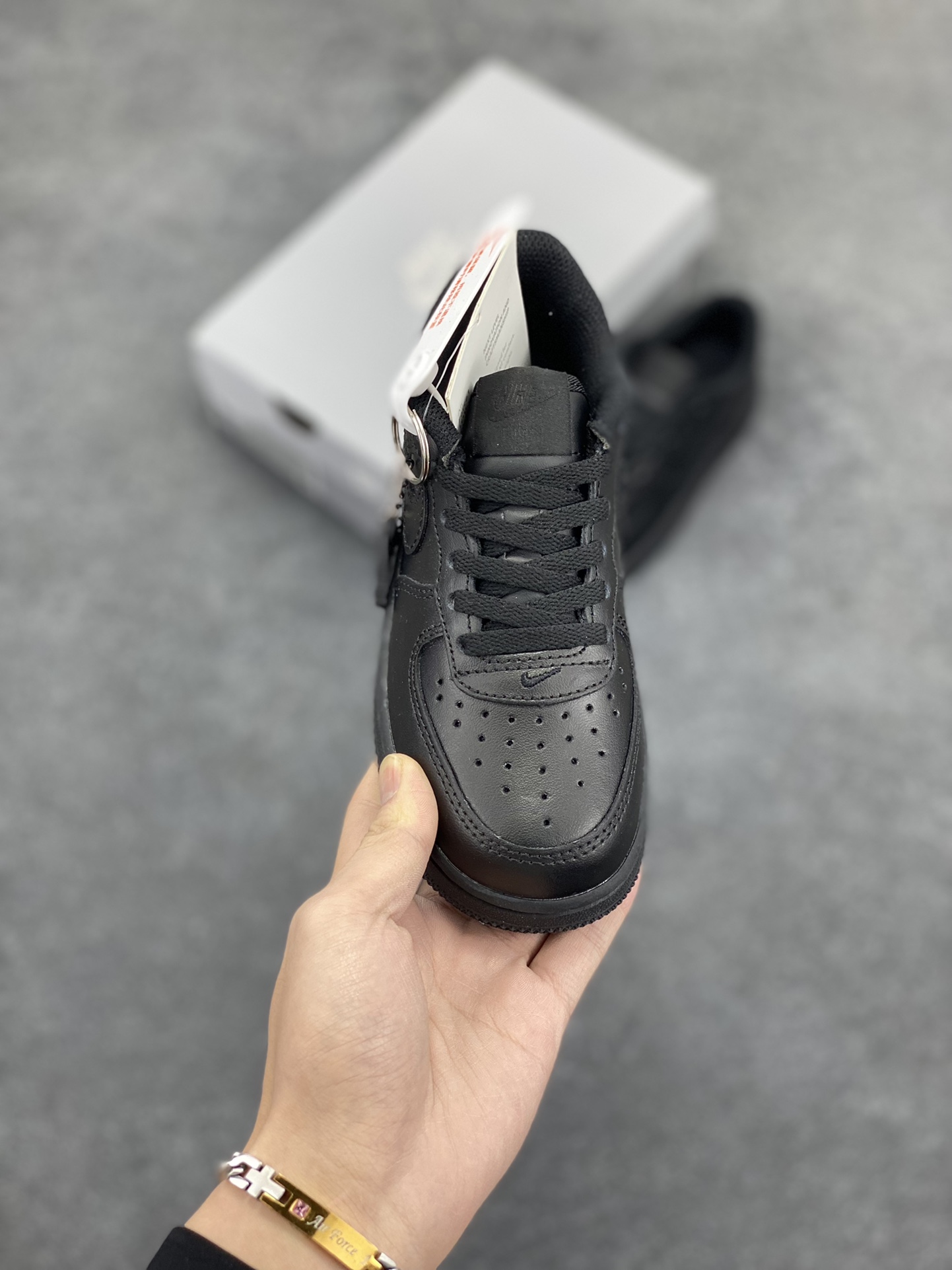 图片[2]-福利特价 Nike AIR FORCE 1 LE (PS)空军一号低帮百搭休闲运动板鞋。柔软、弹性十足的缓震性能和出色的中底设计，横跨复古与现代的外型结合，造就出风靡全球三十多年的Force 1。 货号：DH2925-001 尺码：25 26 27.5 28 29.5 30 31 32 33.5 34 35-选品中心