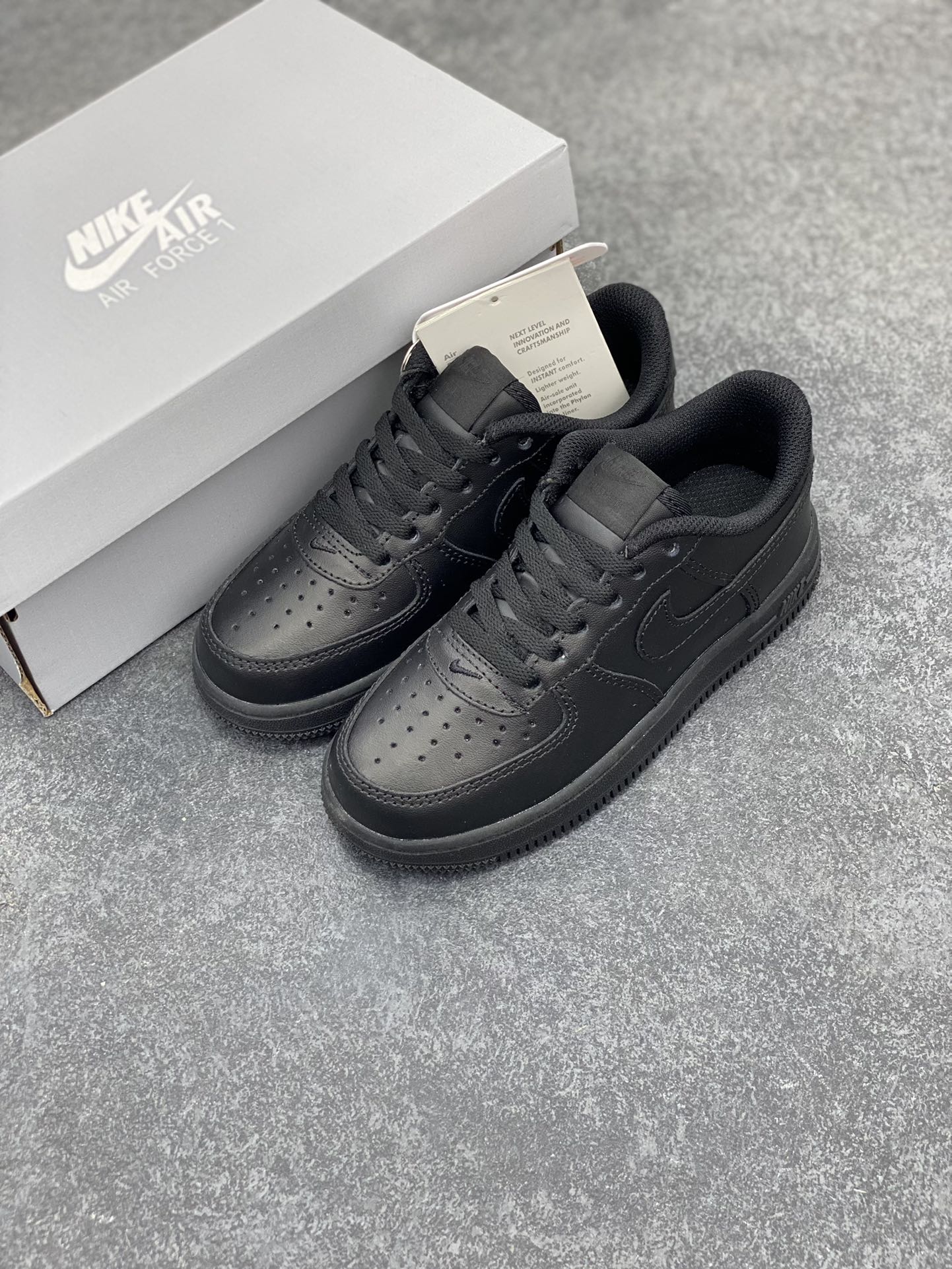 图片[8]-福利特价 Nike AIR FORCE 1 LE (PS)空军一号低帮百搭休闲运动板鞋。柔软、弹性十足的缓震性能和出色的中底设计，横跨复古与现代的外型结合，造就出风靡全球三十多年的Force 1。 货号：DH2925-001 尺码：25 26 27.5 28 29.5 30 31 32 33.5 34 35-选品中心
