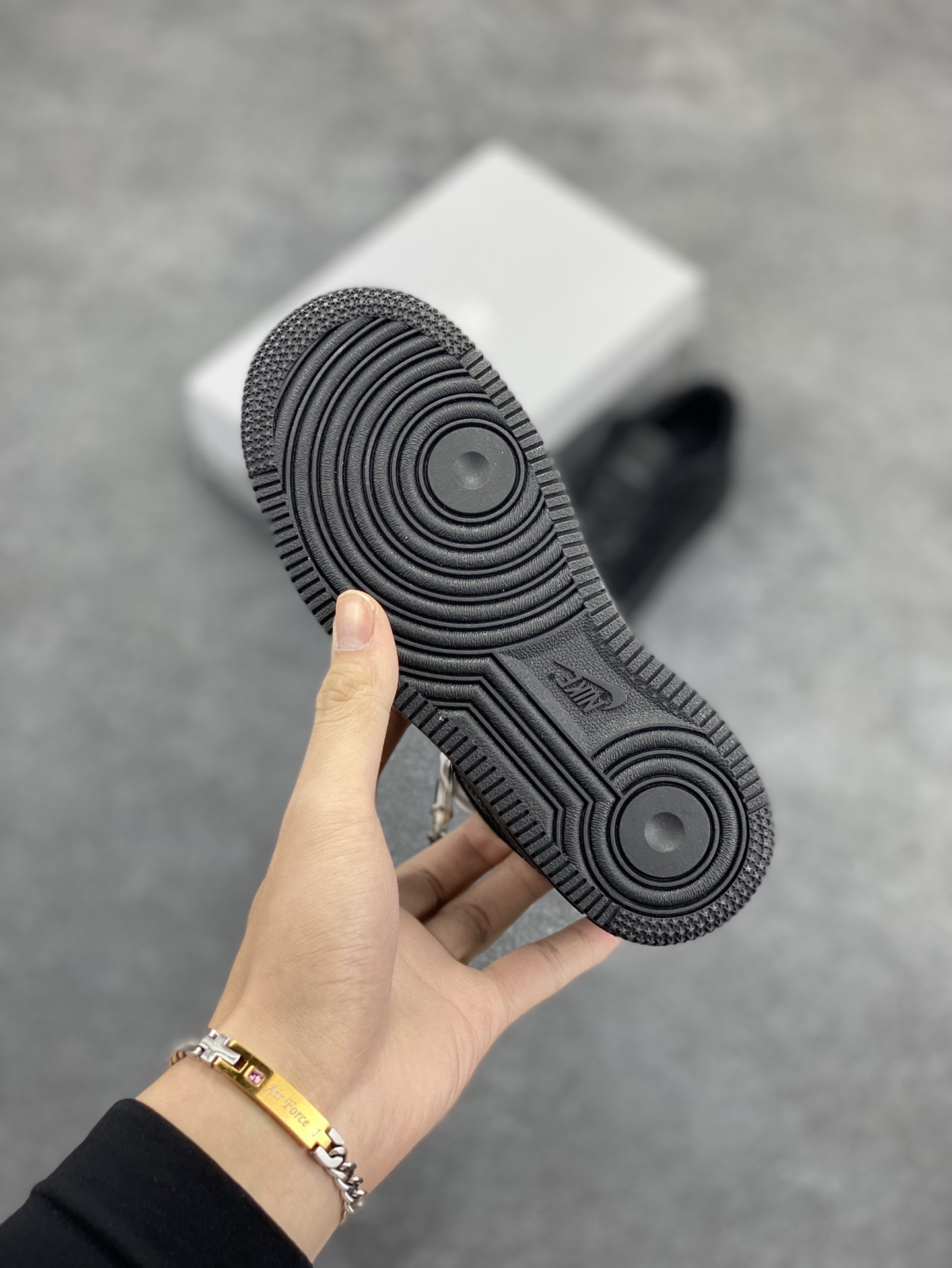 图片[5]-福利特价 Nike AIR FORCE 1 LE (PS)空军一号低帮百搭休闲运动板鞋。柔软、弹性十足的缓震性能和出色的中底设计，横跨复古与现代的外型结合，造就出风靡全球三十多年的Force 1。 货号：DH2925-001 尺码：25 26 27.5 28 29.5 30 31 32 33.5 34 35-选品中心