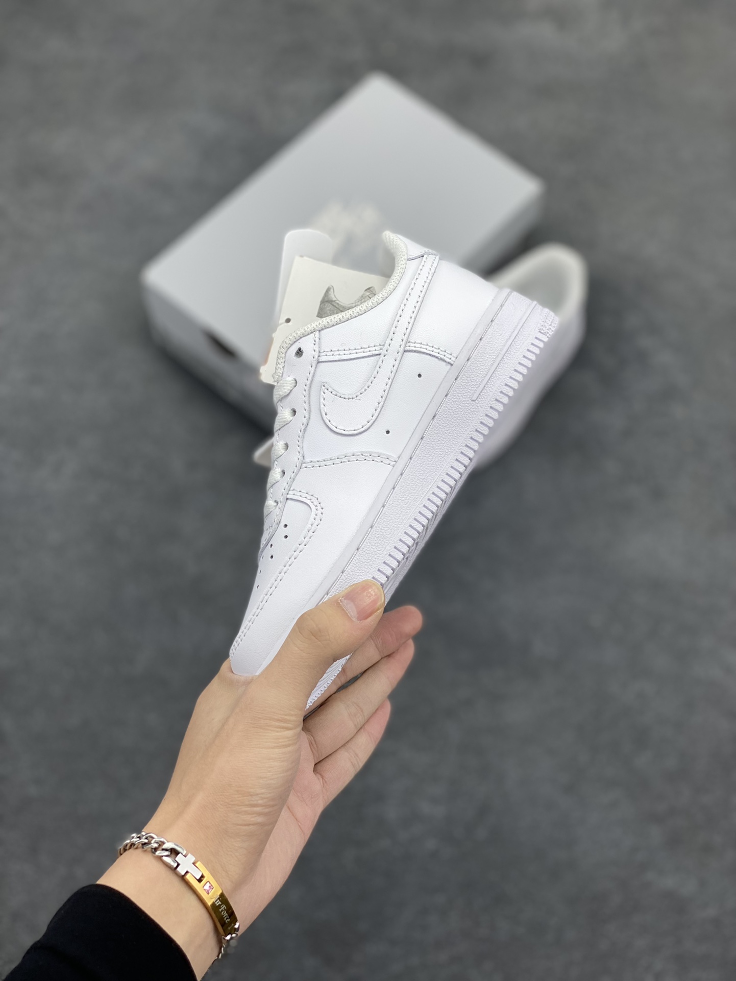 图片[3]-福利特价 Nike AIR FORCE 1 LE (PS)空军一号低帮百搭休闲运动板鞋。柔软、弹性十足的缓震性能和出色的中底设计，横跨复古与现代的外型结合，造就出风靡全球三十多年的Force 1。 货号：DH2925-100 尺码：25 26 27.5 28 29.5 30 31 32 33.5 34 35-选品中心