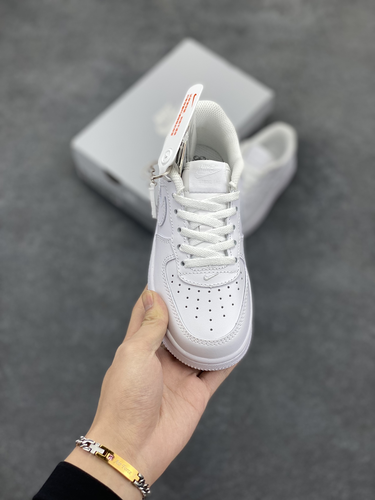 图片[2]-福利特价 Nike AIR FORCE 1 LE (PS)空军一号低帮百搭休闲运动板鞋。柔软、弹性十足的缓震性能和出色的中底设计，横跨复古与现代的外型结合，造就出风靡全球三十多年的Force 1。 货号：DH2925-100 尺码：25 26 27.5 28 29.5 30 31 32 33.5 34 35-选品中心