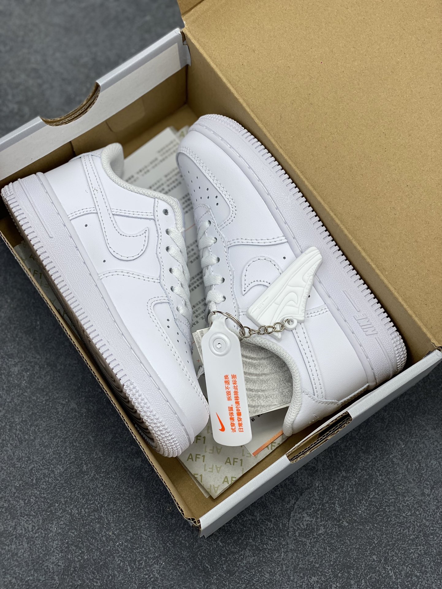 图片[9]-福利特价 Nike AIR FORCE 1 LE (PS)空军一号低帮百搭休闲运动板鞋。柔软、弹性十足的缓震性能和出色的中底设计，横跨复古与现代的外型结合，造就出风靡全球三十多年的Force 1。 货号：DH2925-100 尺码：25 26 27.5 28 29.5 30 31 32 33.5 34 35-选品中心