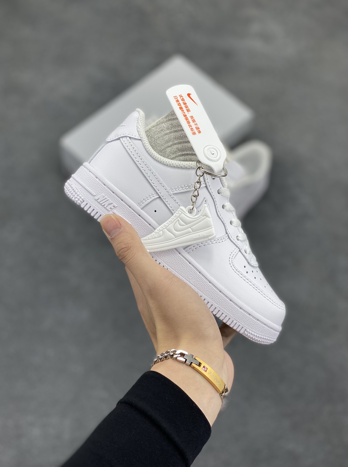 福利特价 Nike AIR FORCE 1 LE (PS)空军一号低帮百搭休闲运动板鞋。柔软、弹性十足的缓震性能和出色的中底设计,横跨复古与现代的外型结合,造就出风靡全球三十多年的Force 1。 货号:DH2925-100 尺码:25 26 27.5 28 29.5 30 31 32 33.5 34 35-选品中心