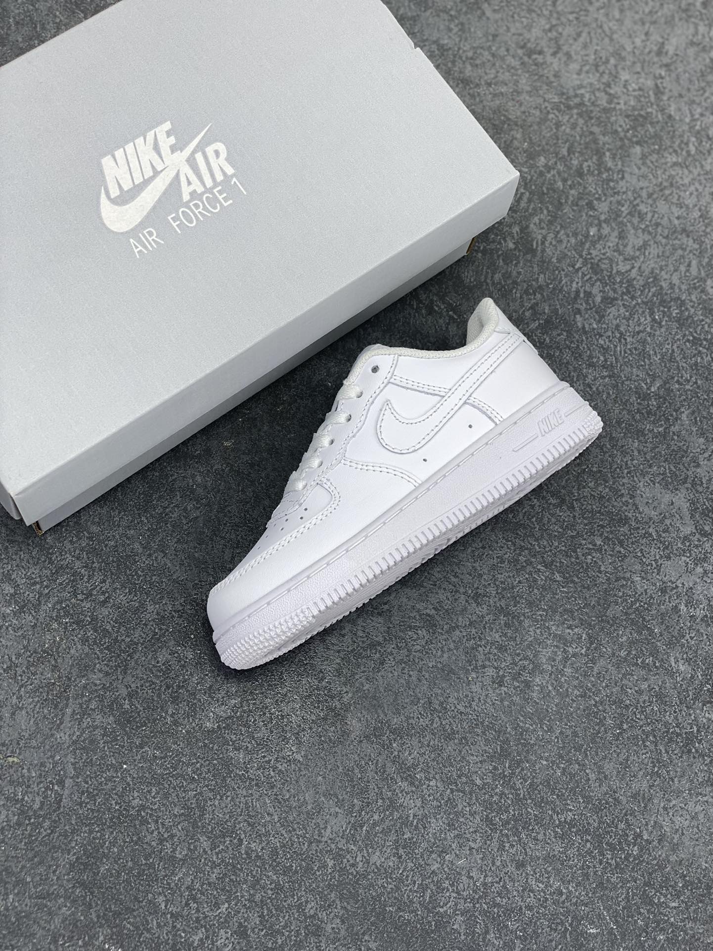 图片[7]-福利特价 Nike AIR FORCE 1 LE (PS)空军一号低帮百搭休闲运动板鞋。柔软、弹性十足的缓震性能和出色的中底设计，横跨复古与现代的外型结合，造就出风靡全球三十多年的Force 1。 货号：DH2925-100 尺码：25 26 27.5 28 29.5 30 31 32 33.5 34 35-选品中心