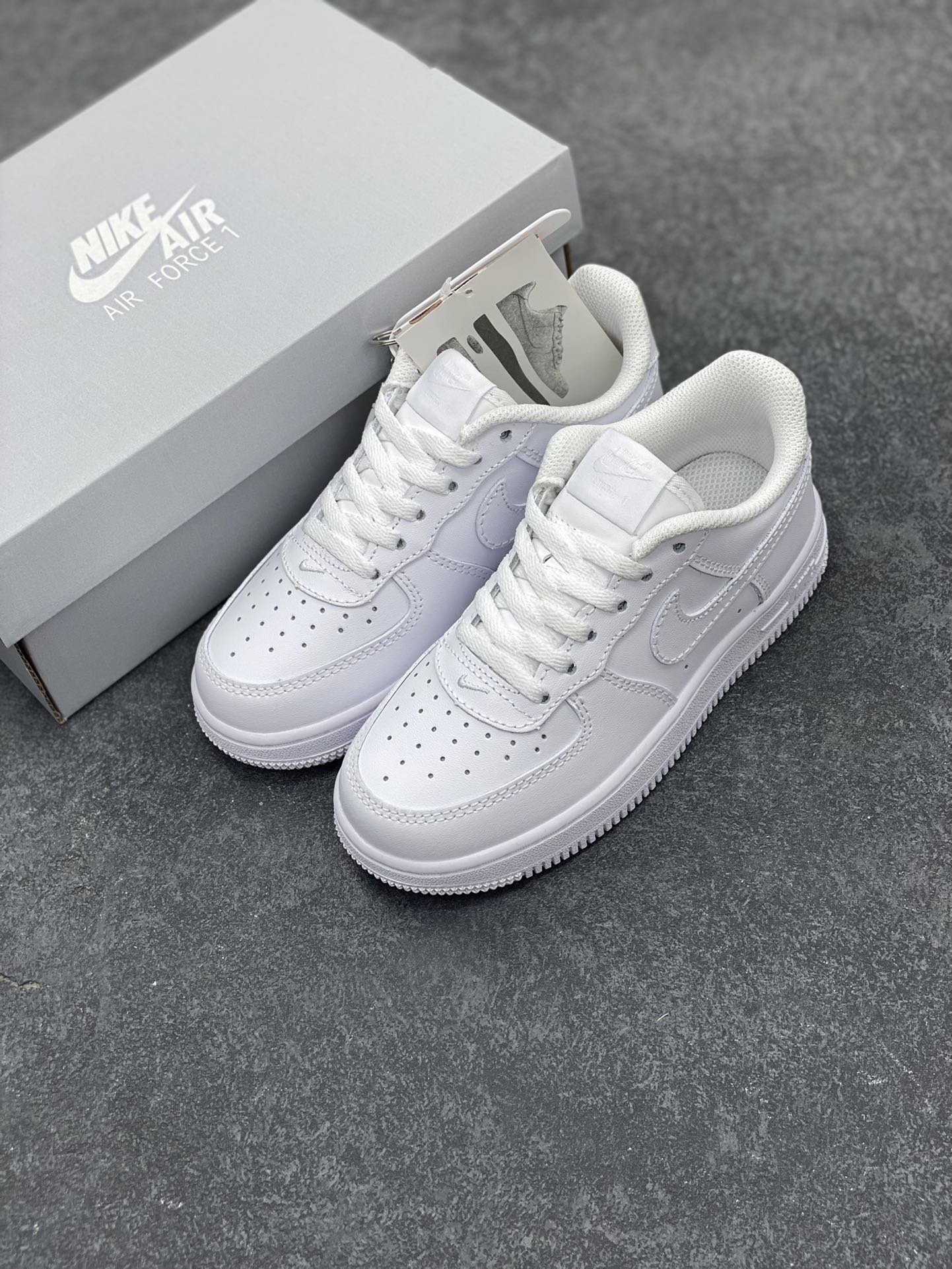 图片[8]-福利特价 Nike AIR FORCE 1 LE (PS)空军一号低帮百搭休闲运动板鞋。柔软、弹性十足的缓震性能和出色的中底设计，横跨复古与现代的外型结合，造就出风靡全球三十多年的Force 1。 货号：DH2925-100 尺码：25 26 27.5 28 29.5 30 31 32 33.5 34 35-选品中心