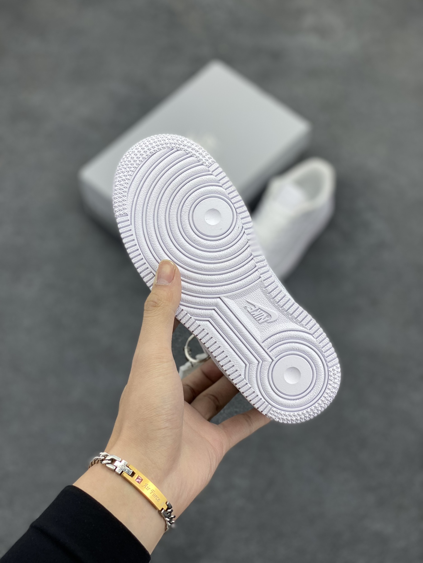 图片[5]-福利特价 Nike AIR FORCE 1 LE (PS)空军一号低帮百搭休闲运动板鞋。柔软、弹性十足的缓震性能和出色的中底设计，横跨复古与现代的外型结合，造就出风靡全球三十多年的Force 1。 货号：DH2925-100 尺码：25 26 27.5 28 29.5 30 31 32 33.5 34 35-选品中心