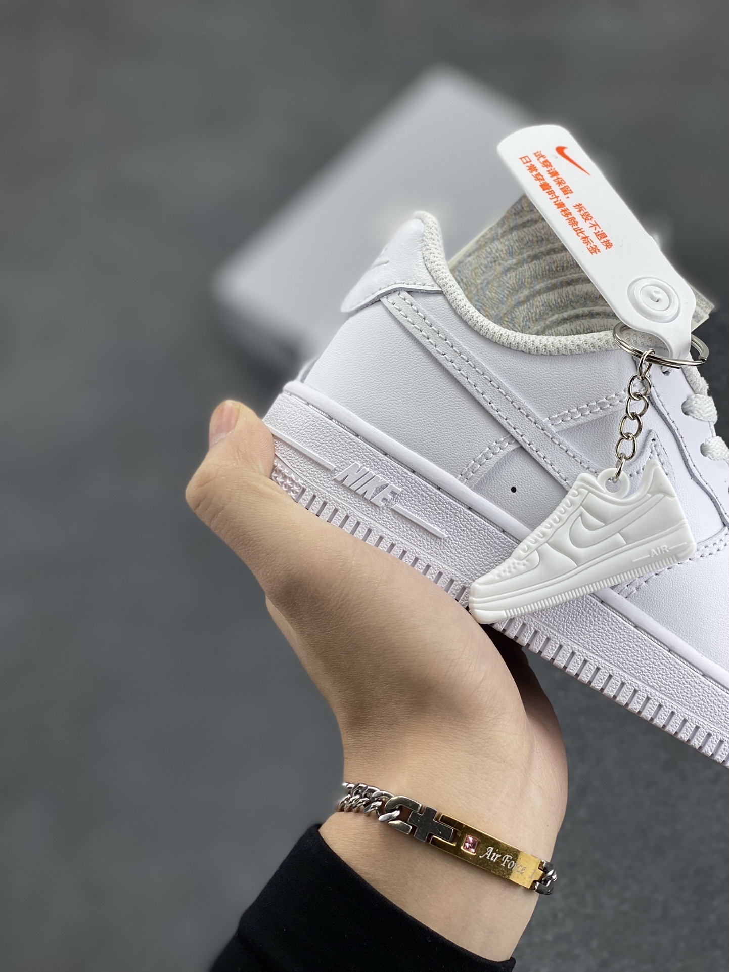 图片[6]-福利特价 Nike AIR FORCE 1 LE (PS)空军一号低帮百搭休闲运动板鞋。柔软、弹性十足的缓震性能和出色的中底设计，横跨复古与现代的外型结合，造就出风靡全球三十多年的Force 1。 货号：DH2925-100 尺码：25 26 27.5 28 29.5 30 31 32 33.5 34 35-选品中心