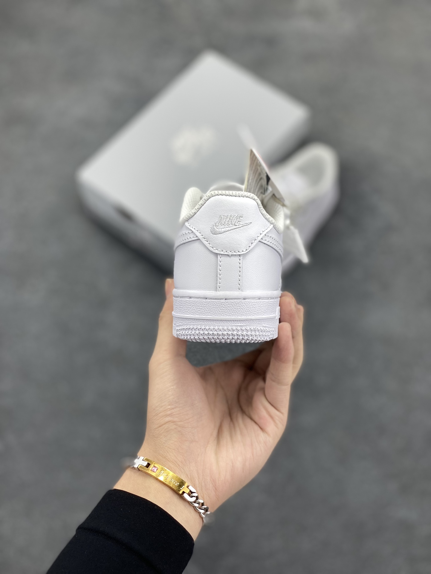 图片[4]-福利特价 Nike AIR FORCE 1 LE (PS)空军一号低帮百搭休闲运动板鞋。柔软、弹性十足的缓震性能和出色的中底设计，横跨复古与现代的外型结合，造就出风靡全球三十多年的Force 1。 货号：DH2925-100 尺码：25 26 27.5 28 29.5 30 31 32 33.5 34 35-选品中心