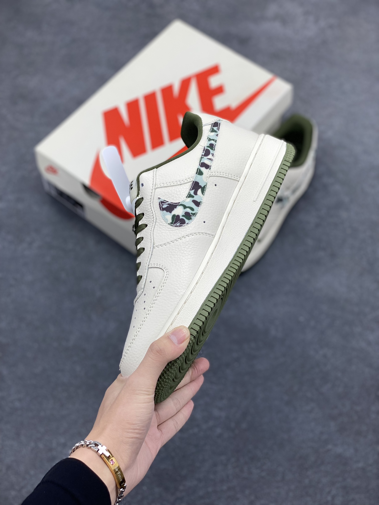 图片[3]-NIke Air Force 1 \’07 Low “Bape联名–米白迷彩勾”空军一号 低帮 运动鞋 休闲鞋 折边针车 工艺难度大 原楦头原纸板 原装鞋盒 定制五金配件 内置全掌气垫 原厂鞋底 货号：DF0188-012 尺码：36 36.5 37.5 38 38.5 39 40 40.5 41 42 42.5 43 44 44.5 45-选品中心