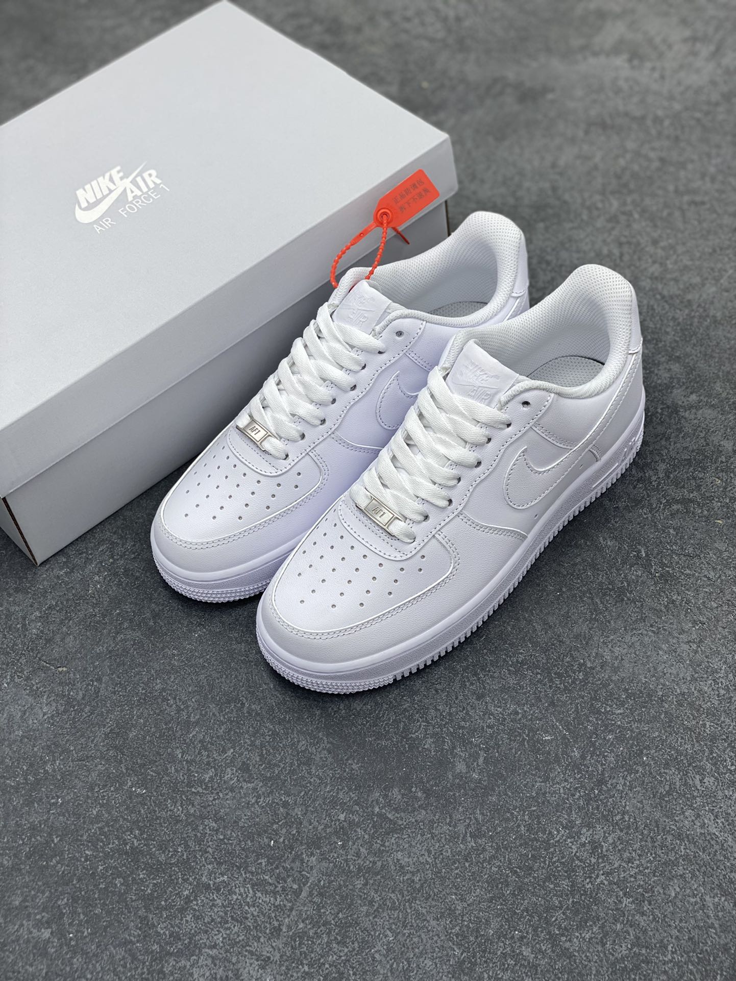图片[8]-Nike Air Force 1 Low “全白” 原楦原纸板 打造纯正空军 专注外贸渠道 全掌内置蜂窝气垫 原盒配件 原厂中底钢印、拉帮完美！ 货号：女码DD8959-100 男码CW2288-111 尺码：36 36.5 37.5 38 38.5 39 40 40.5 41 42 42.5 43 44 44.5 45-选品中心