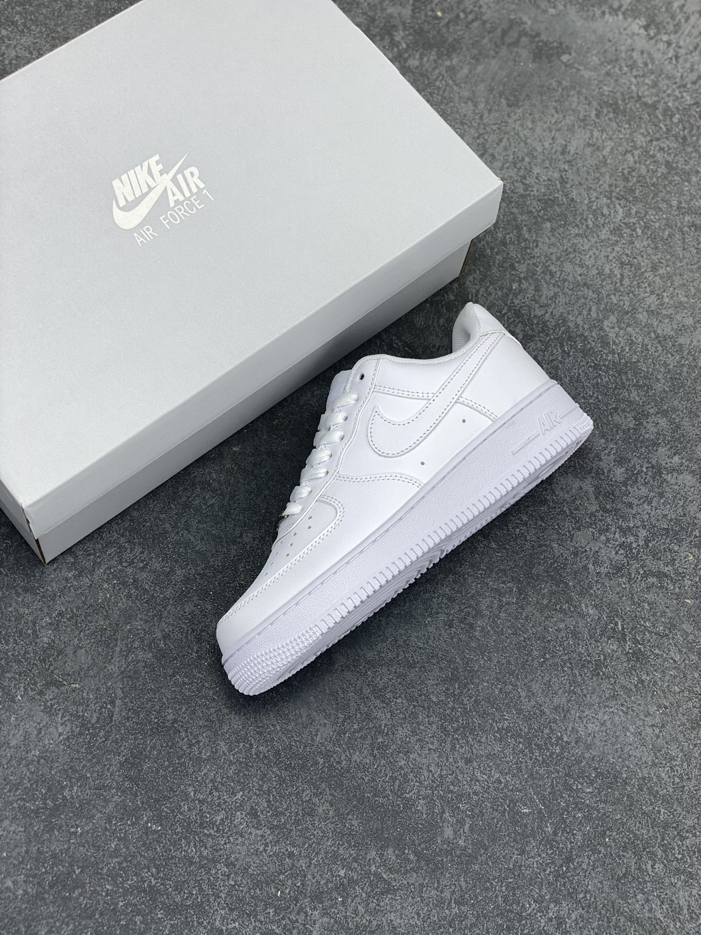 图片[7]-Nike Air Force 1 Low “全白” 原楦原纸板 打造纯正空军 专注外贸渠道 全掌内置蜂窝气垫 原盒配件 原厂中底钢印、拉帮完美！ 货号：女码DD8959-100 男码CW2288-111 尺码：36 36.5 37.5 38 38.5 39 40 40.5 41 42 42.5 43 44 44.5 45-选品中心