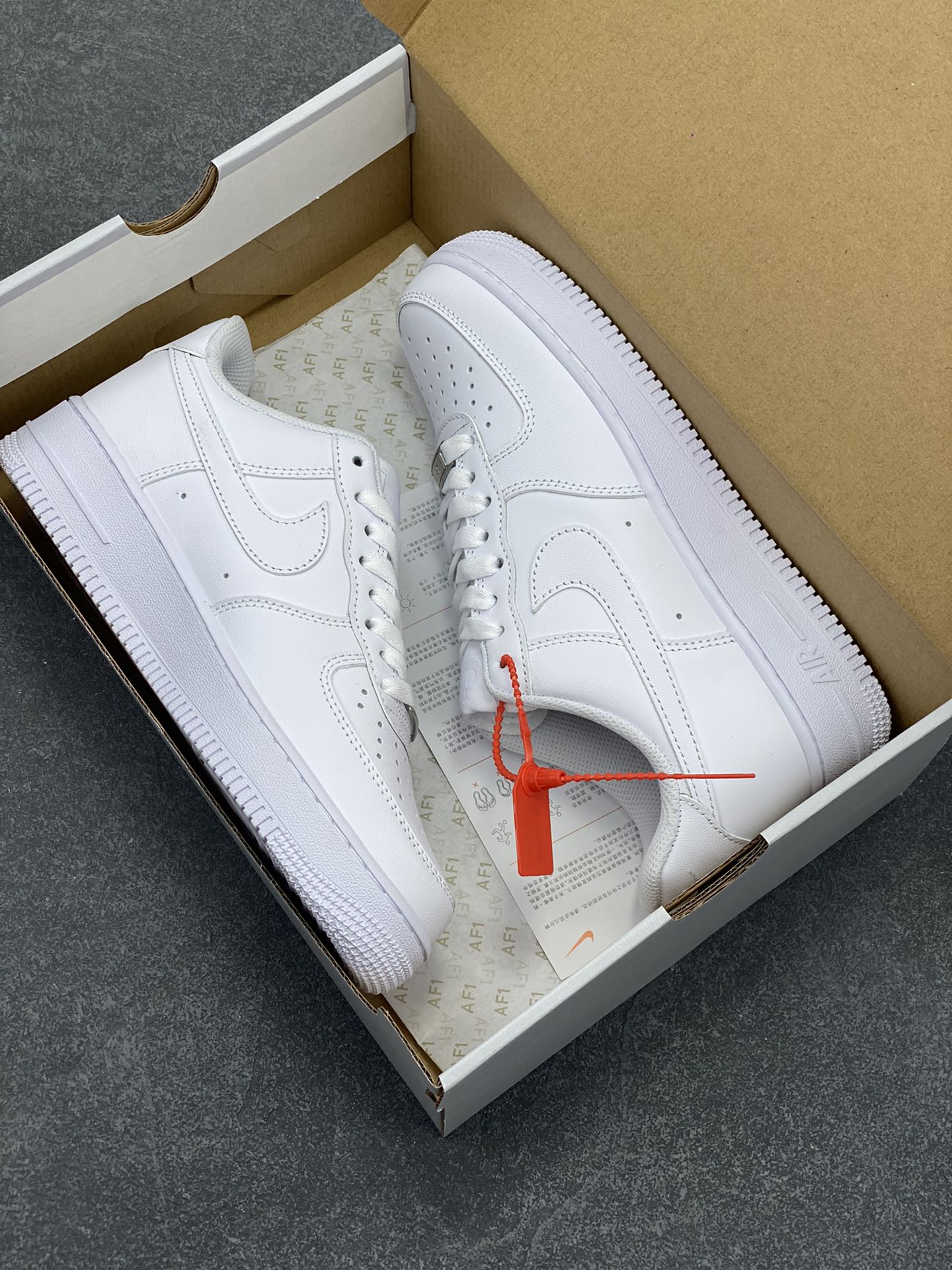 图片[9]-Nike Air Force 1 Low “全白” 原楦原纸板 打造纯正空军 专注外贸渠道 全掌内置蜂窝气垫 原盒配件 原厂中底钢印、拉帮完美！ 货号：女码DD8959-100 男码CW2288-111 尺码：36 36.5 37.5 38 38.5 39 40 40.5 41 42 42.5 43 44 44.5 45-选品中心