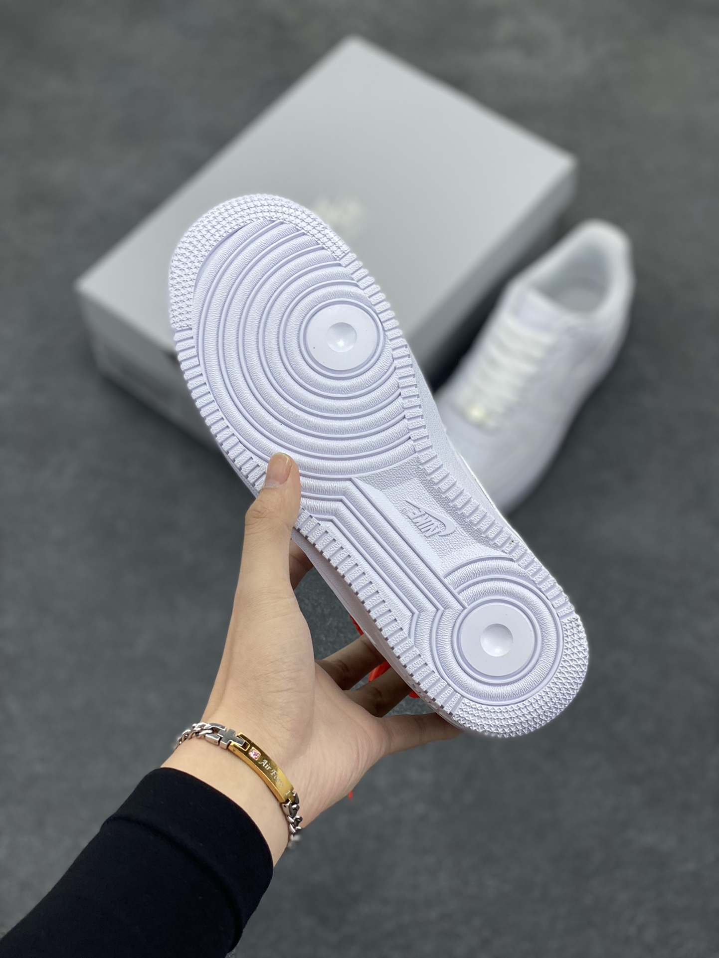 图片[5]-Nike Air Force 1 Low “全白” 原楦原纸板 打造纯正空军 专注外贸渠道 全掌内置蜂窝气垫 原盒配件 原厂中底钢印、拉帮完美！ 货号：女码DD8959-100 男码CW2288-111 尺码：36 36.5 37.5 38 38.5 39 40 40.5 41 42 42.5 43 44 44.5 45-选品中心