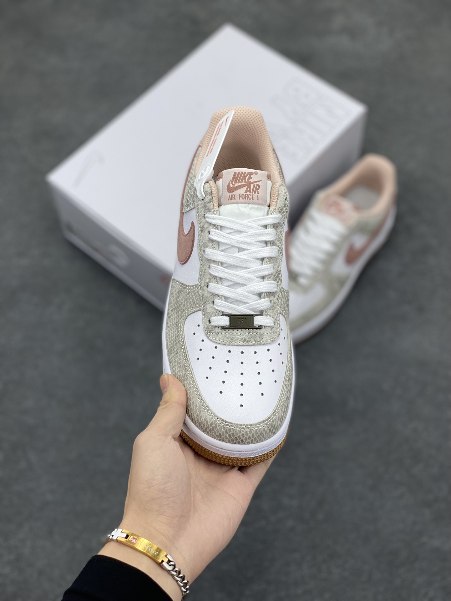 图片[2]-Nike Air Force 1 Low 蛇年白棕 空军一号低帮运动休闲板鞋 原楦头原纸板 打造纯正空军版型#专注外贸渠道 全掌内置蜂窝气垫 #原盒配件 原厂中底钢印、拉帮完美 货号：HF2898-100 尺码：36 36.5 37.5 38 38.5 39 40 40.5 41 42 42.5 43 44 44.5 45-选品中心