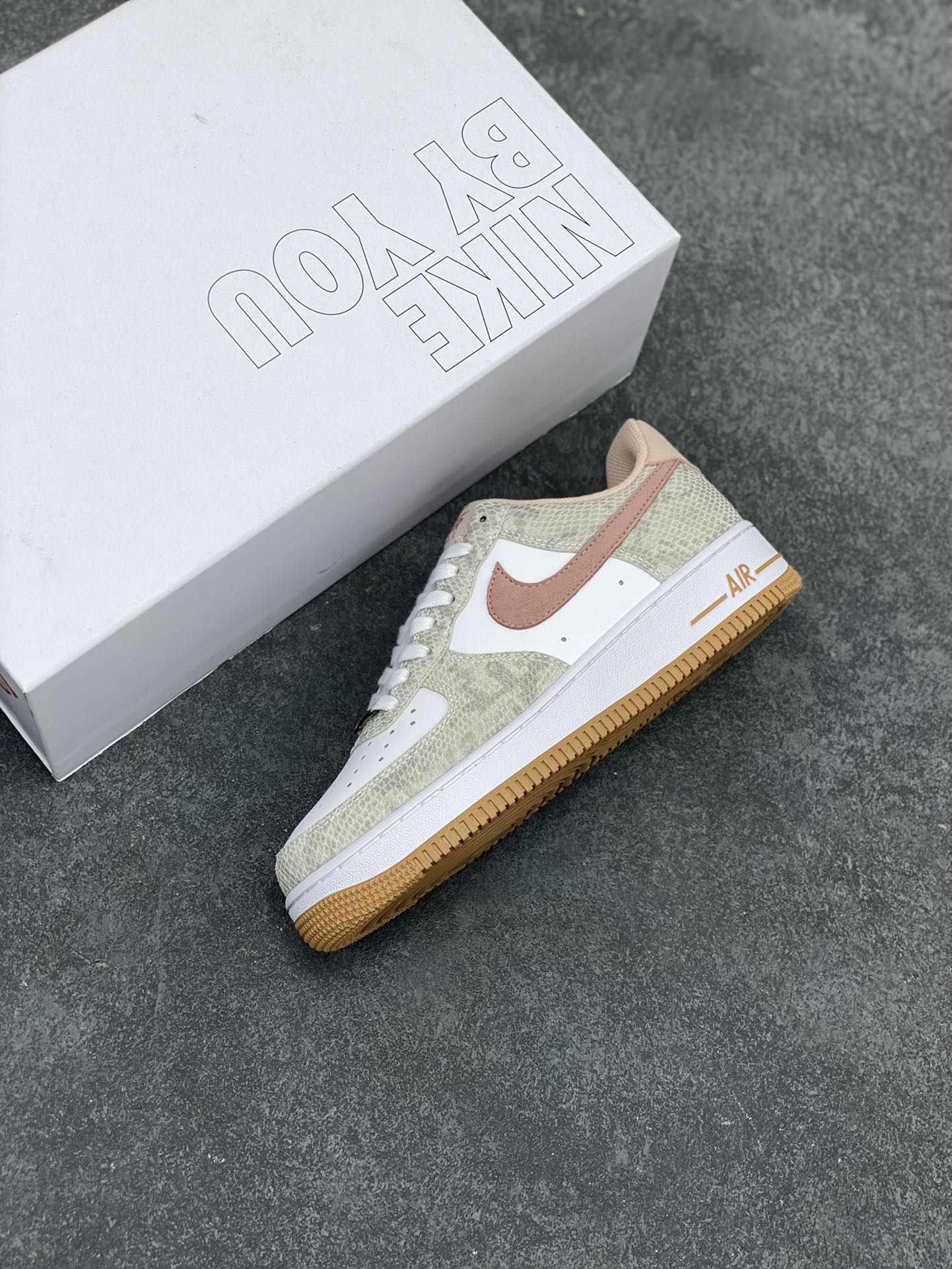 图片[7]-Nike Air Force 1 Low 蛇年白棕 空军一号低帮运动休闲板鞋 原楦头原纸板 打造纯正空军版型#专注外贸渠道 全掌内置蜂窝气垫 #原盒配件 原厂中底钢印、拉帮完美 货号：HF2898-100 尺码：36 36.5 37.5 38 38.5 39 40 40.5 41 42 42.5 43 44 44.5 45-选品中心