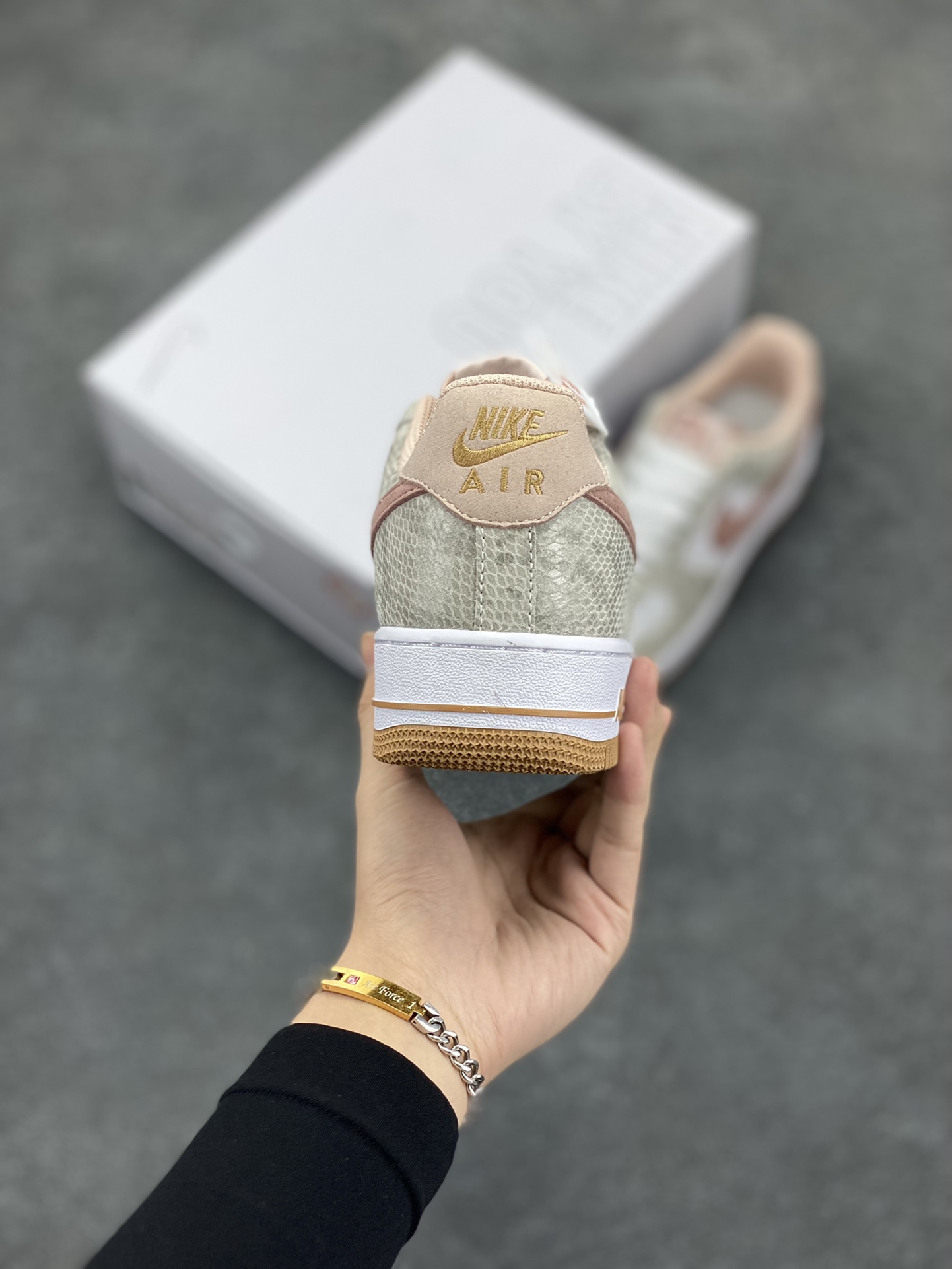图片[4]-Nike Air Force 1 Low 蛇年白棕 空军一号低帮运动休闲板鞋 原楦头原纸板 打造纯正空军版型#专注外贸渠道 全掌内置蜂窝气垫 #原盒配件 原厂中底钢印、拉帮完美 货号：HF2898-100 尺码：36 36.5 37.5 38 38.5 39 40 40.5 41 42 42.5 43 44 44.5 45-选品中心
