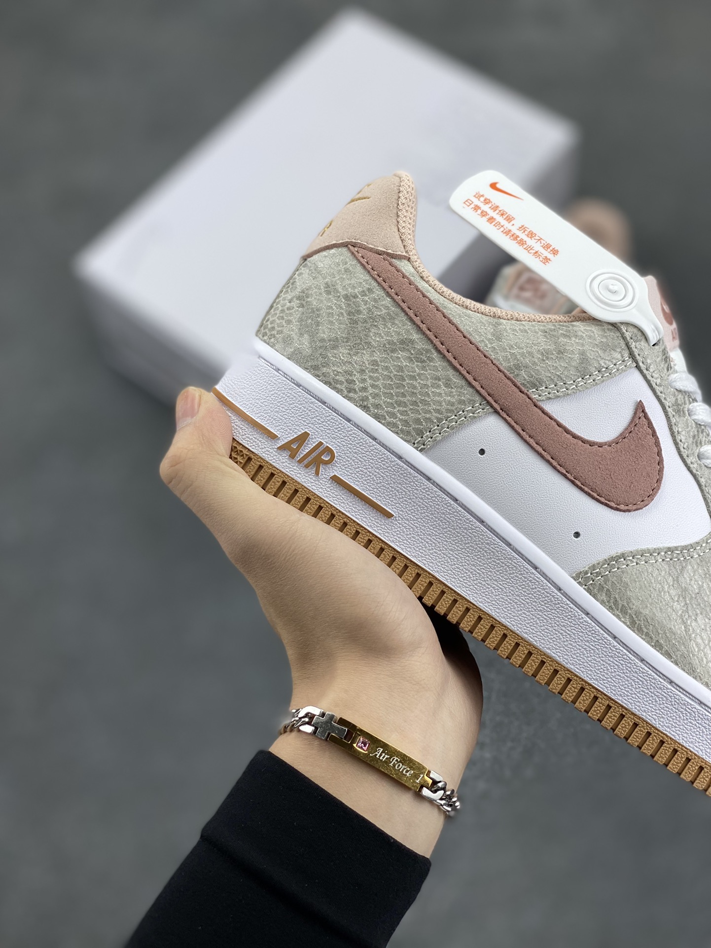 图片[6]-Nike Air Force 1 Low 蛇年白棕 空军一号低帮运动休闲板鞋 原楦头原纸板 打造纯正空军版型#专注外贸渠道 全掌内置蜂窝气垫 #原盒配件 原厂中底钢印、拉帮完美 货号：HF2898-100 尺码：36 36.5 37.5 38 38.5 39 40 40.5 41 42 42.5 43 44 44.5 45-选品中心