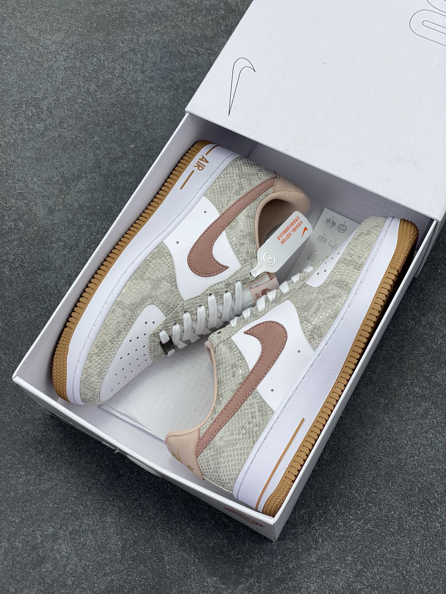 图片[9]-Nike Air Force 1 Low 蛇年白棕 空军一号低帮运动休闲板鞋 原楦头原纸板 打造纯正空军版型#专注外贸渠道 全掌内置蜂窝气垫 #原盒配件 原厂中底钢印、拉帮完美 货号：HF2898-100 尺码：36 36.5 37.5 38 38.5 39 40 40.5 41 42 42.5 43 44 44.5 45-选品中心