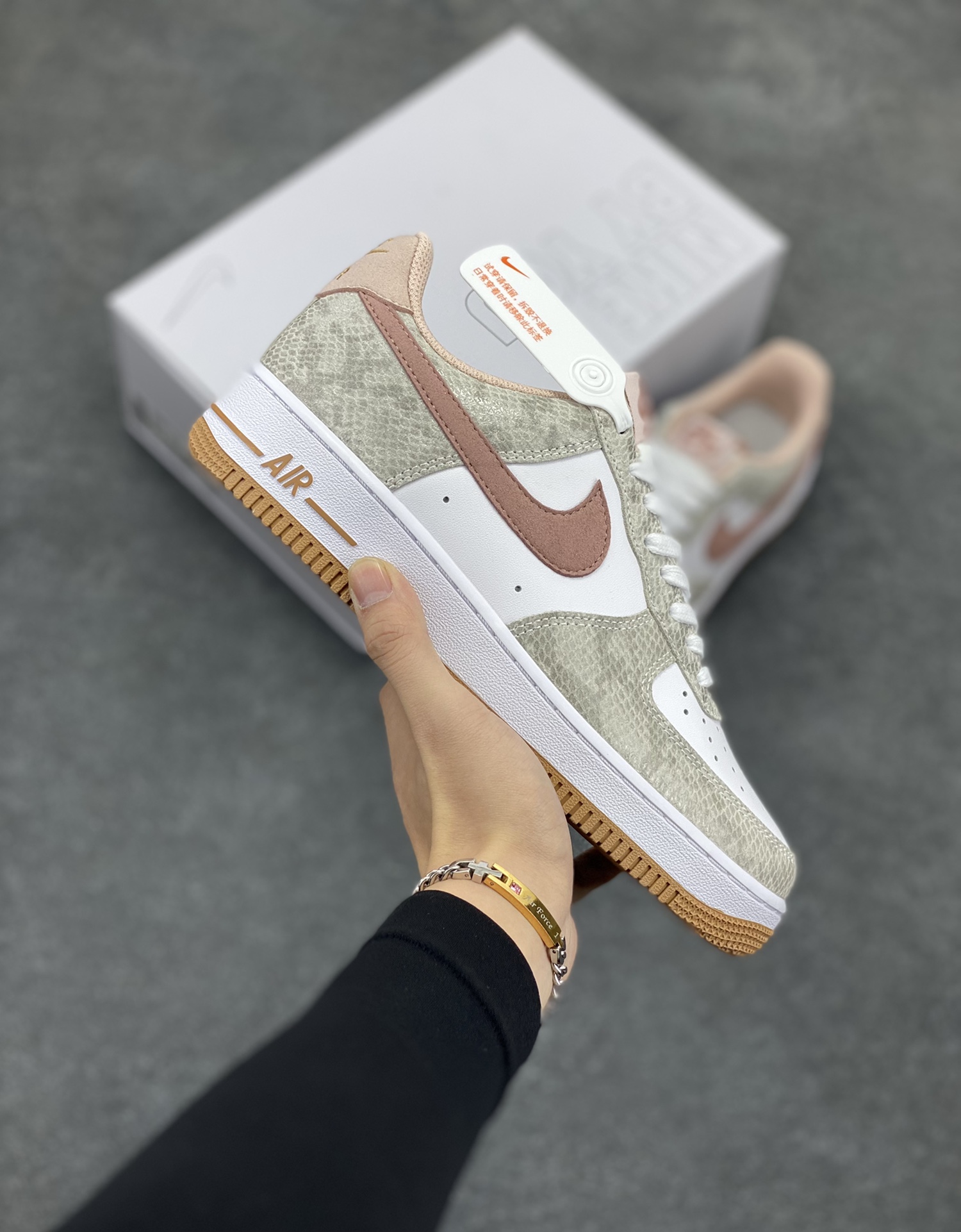 Nike Air Force 1 Low 蛇年白棕 空军一号低帮运动休闲板鞋 原楦头原纸板 打造纯正空军版型#专注外贸渠道 全掌内置蜂窝气垫 #原盒配件 原厂中底钢印、拉帮完美 货号：HF2898-100 尺码：36 36.5 37.5 38 38.5 39 40 40.5 41 42 42.5 43 44 44.5 45-选品中心