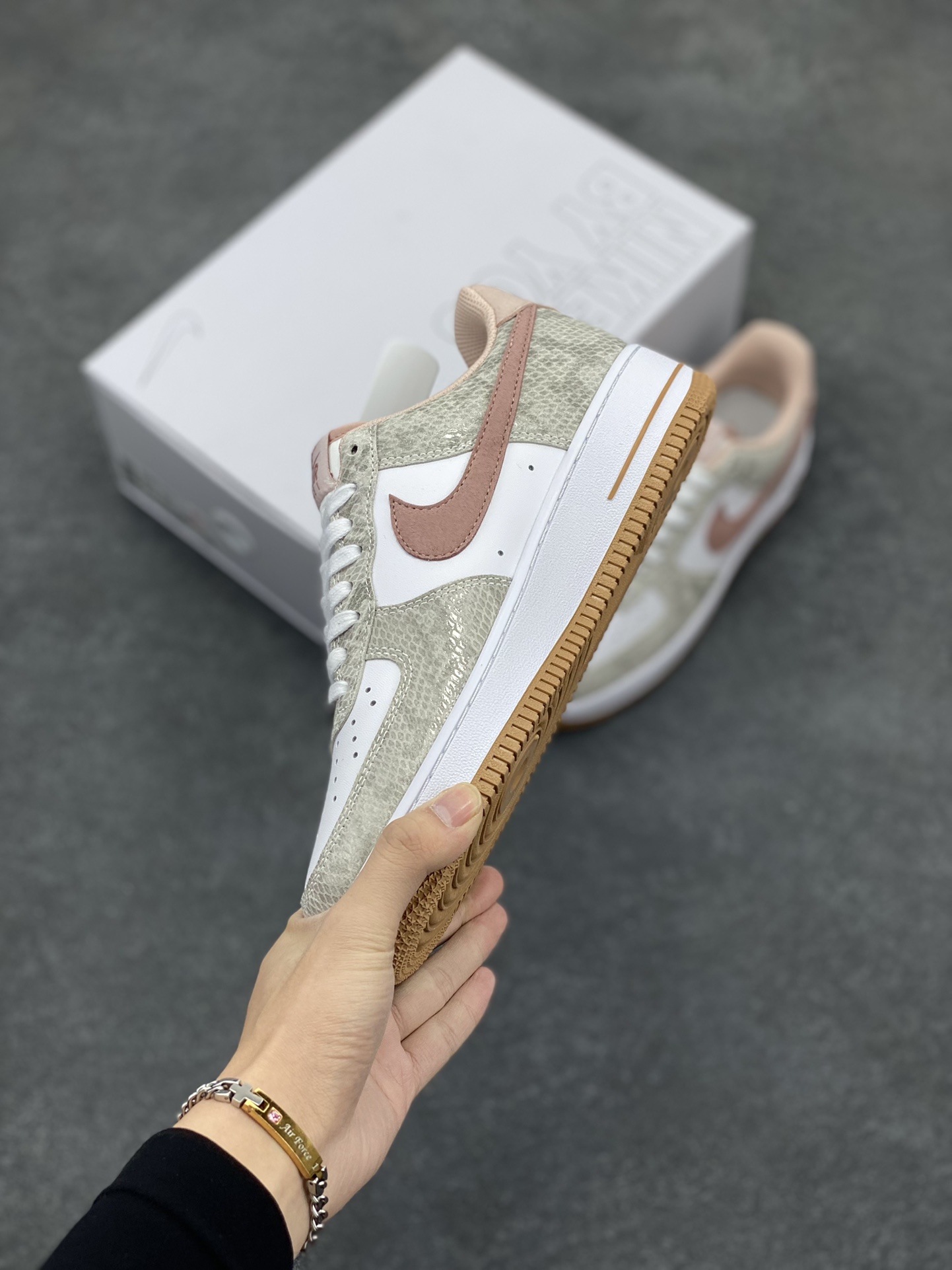 图片[3]-Nike Air Force 1 Low 蛇年白棕 空军一号低帮运动休闲板鞋 原楦头原纸板 打造纯正空军版型#专注外贸渠道 全掌内置蜂窝气垫 #原盒配件 原厂中底钢印、拉帮完美 货号：HF2898-100 尺码：36 36.5 37.5 38 38.5 39 40 40.5 41 42 42.5 43 44 44.5 45-选品中心