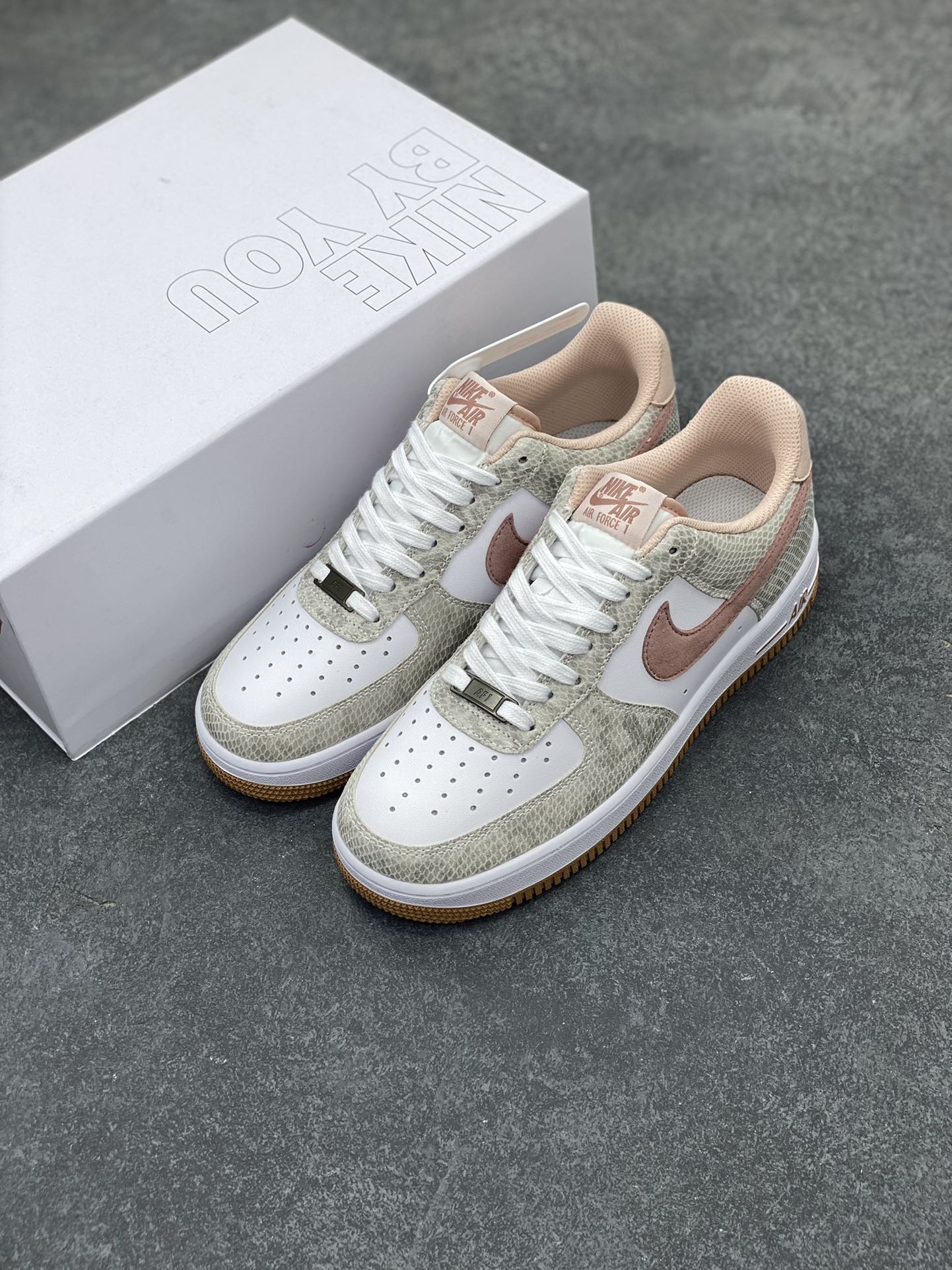图片[8]-Nike Air Force 1 Low 蛇年白棕 空军一号低帮运动休闲板鞋 原楦头原纸板 打造纯正空军版型#专注外贸渠道 全掌内置蜂窝气垫 #原盒配件 原厂中底钢印、拉帮完美 货号：HF2898-100 尺码：36 36.5 37.5 38 38.5 39 40 40.5 41 42 42.5 43 44 44.5 45-选品中心
