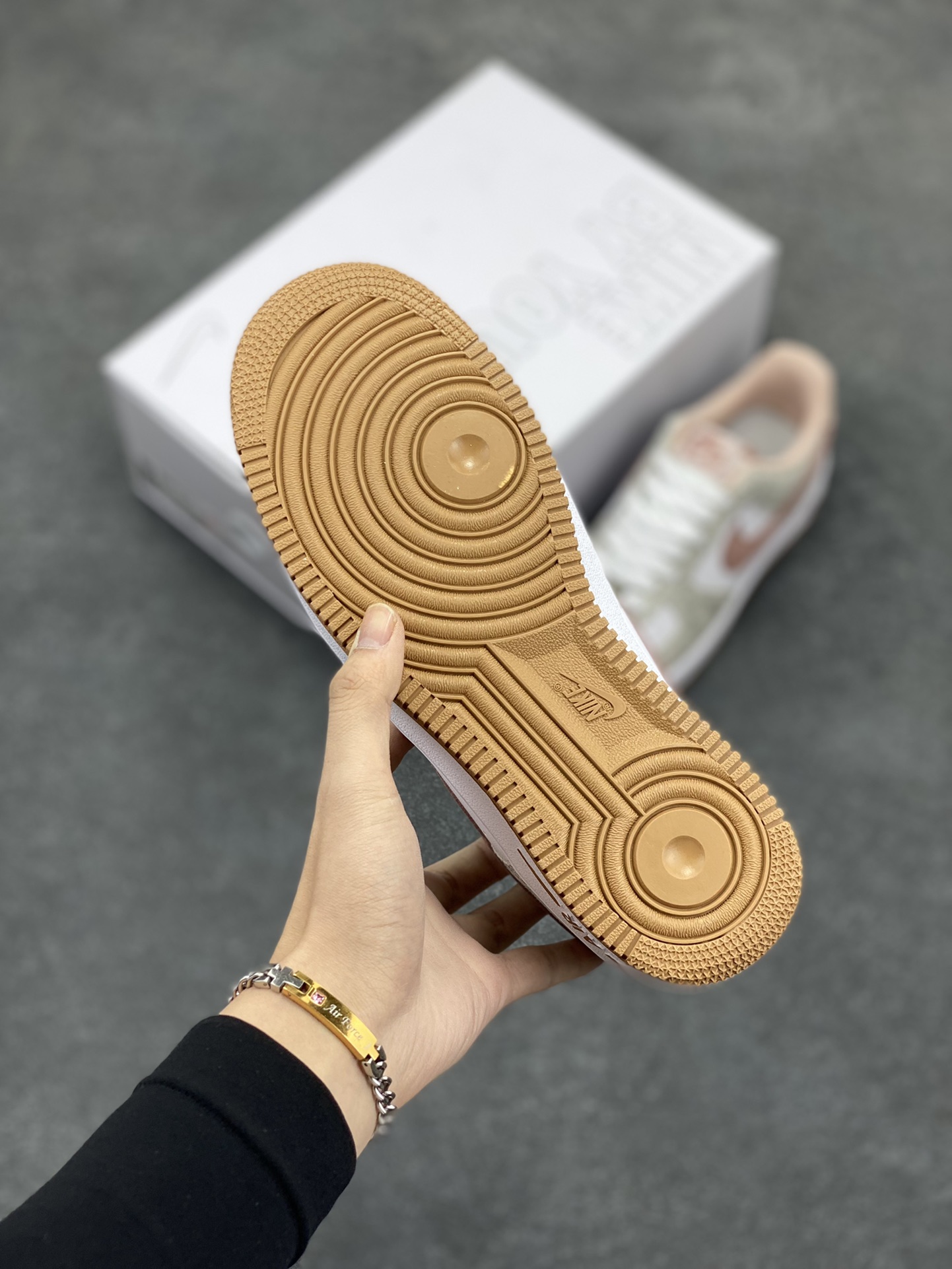 图片[5]-Nike Air Force 1 Low 蛇年白棕 空军一号低帮运动休闲板鞋 原楦头原纸板 打造纯正空军版型#专注外贸渠道 全掌内置蜂窝气垫 #原盒配件 原厂中底钢印、拉帮完美 货号：HF2898-100 尺码：36 36.5 37.5 38 38.5 39 40 40.5 41 42 42.5 43 44 44.5 45-选品中心