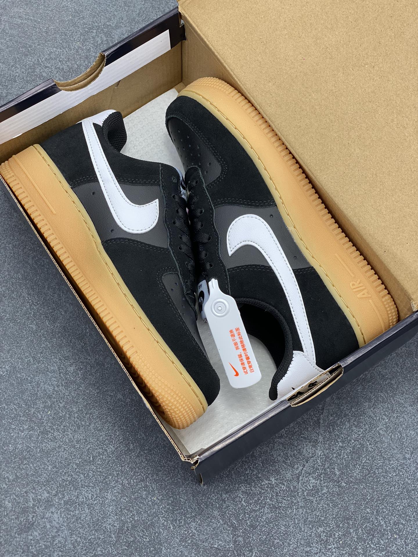 图片[9]-Nike Air Force 1 Low 翻毛生胶 空军一号低帮运动休闲板鞋 原楦头原纸板 打造纯正空军版型 专注外贸渠道 全掌内置蜂窝气垫 原盒配件 原厂中底钢印、拉帮完美 货号：FQ8714-004 尺码：36 36.5 37.5 38 38.5 39 40 40.5 41 42 42.5 43 44 44.5 45-选品中心