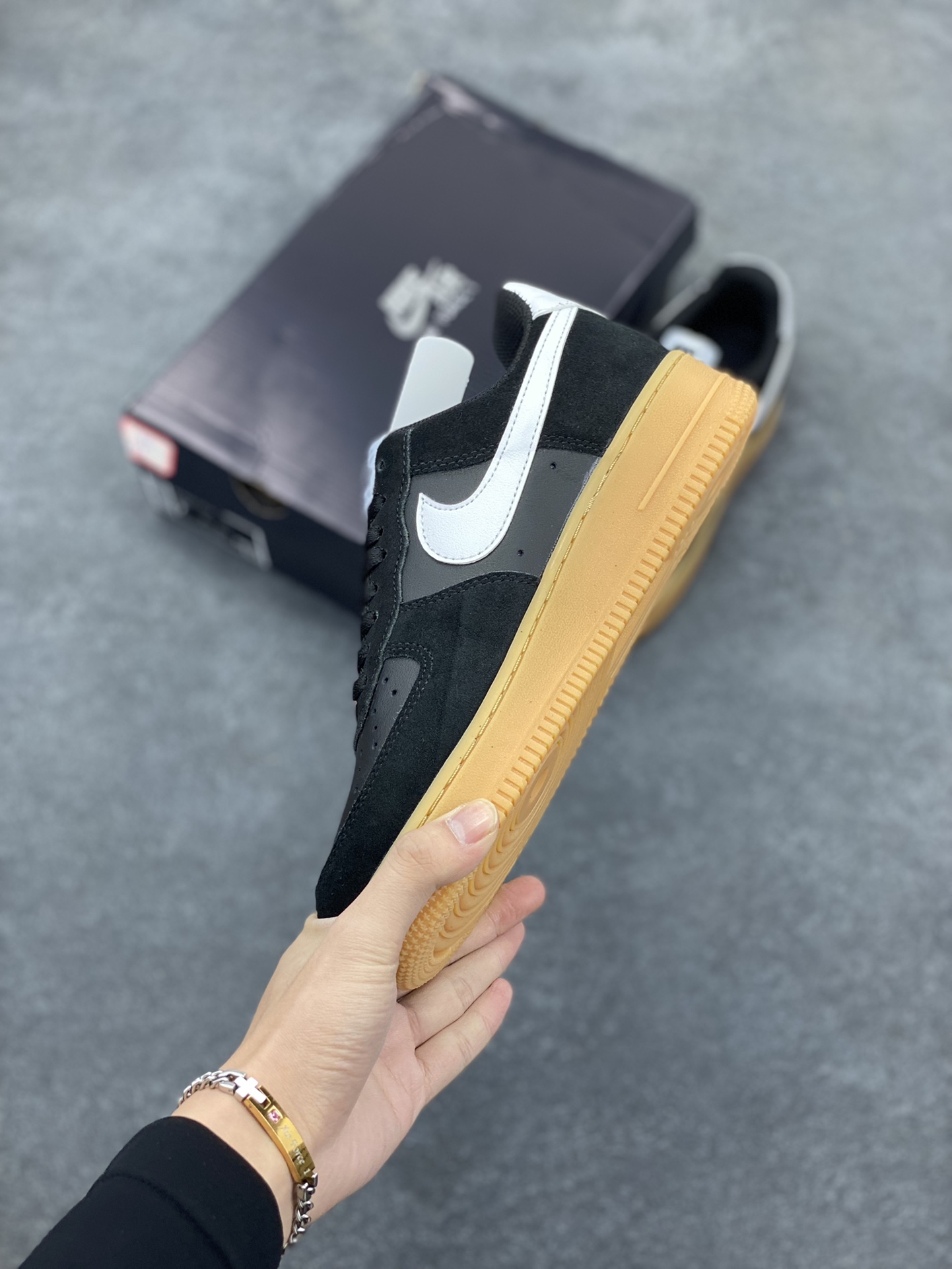 图片[3]-Nike Air Force 1 Low 翻毛生胶 空军一号低帮运动休闲板鞋 原楦头原纸板 打造纯正空军版型 专注外贸渠道 全掌内置蜂窝气垫 原盒配件 原厂中底钢印、拉帮完美 货号：FQ8714-004 尺码：36 36.5 37.5 38 38.5 39 40 40.5 41 42 42.5 43 44 44.5 45-选品中心