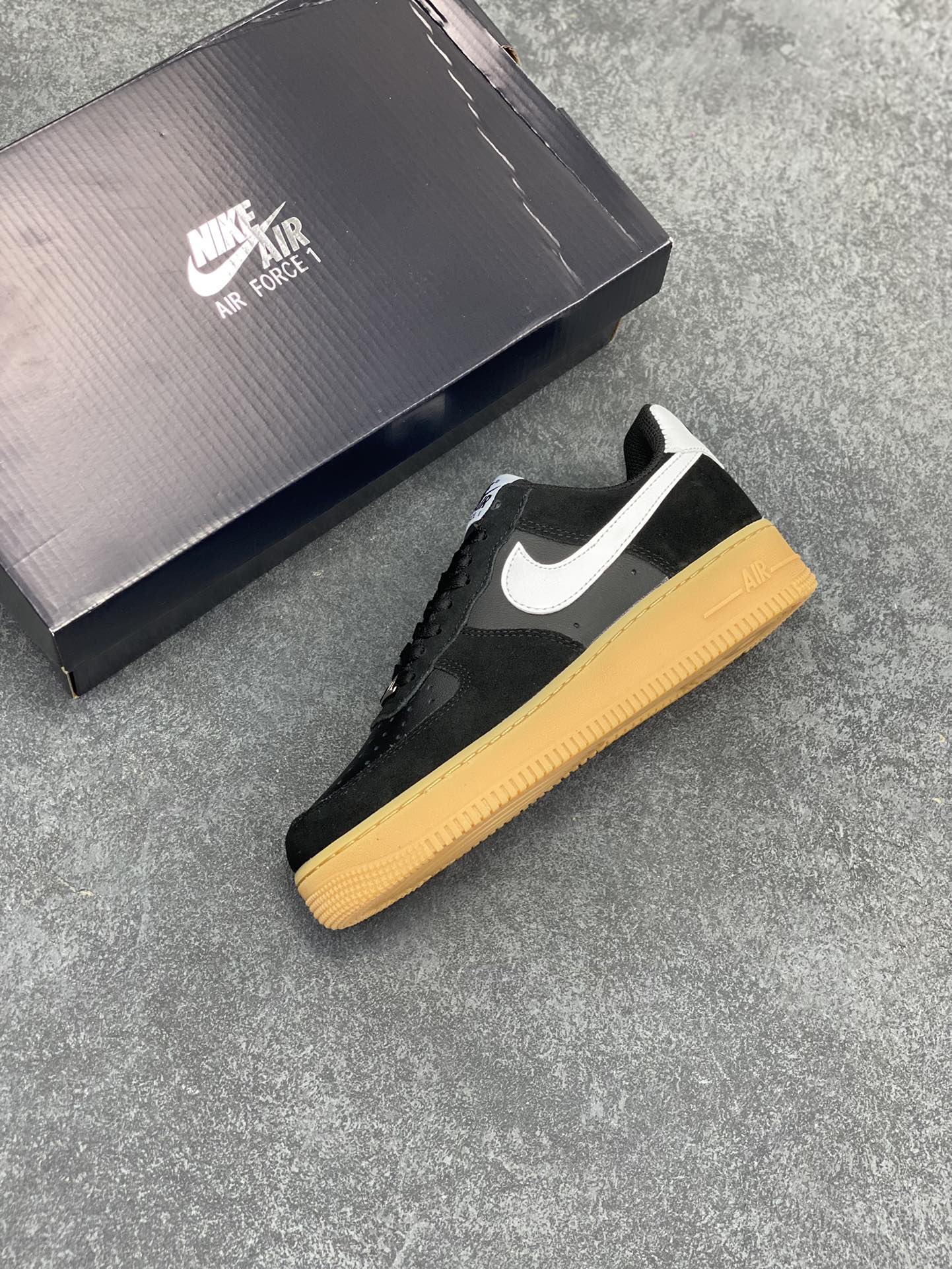 图片[7]-Nike Air Force 1 Low 翻毛生胶 空军一号低帮运动休闲板鞋 原楦头原纸板 打造纯正空军版型 专注外贸渠道 全掌内置蜂窝气垫 原盒配件 原厂中底钢印、拉帮完美 货号：FQ8714-004 尺码：36 36.5 37.5 38 38.5 39 40 40.5 41 42 42.5 43 44 44.5 45-选品中心
