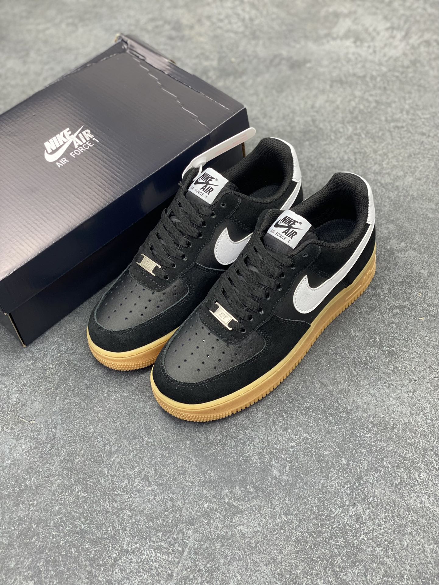 图片[8]-Nike Air Force 1 Low 翻毛生胶 空军一号低帮运动休闲板鞋 原楦头原纸板 打造纯正空军版型 专注外贸渠道 全掌内置蜂窝气垫 原盒配件 原厂中底钢印、拉帮完美 货号：FQ8714-004 尺码：36 36.5 37.5 38 38.5 39 40 40.5 41 42 42.5 43 44 44.5 45-选品中心