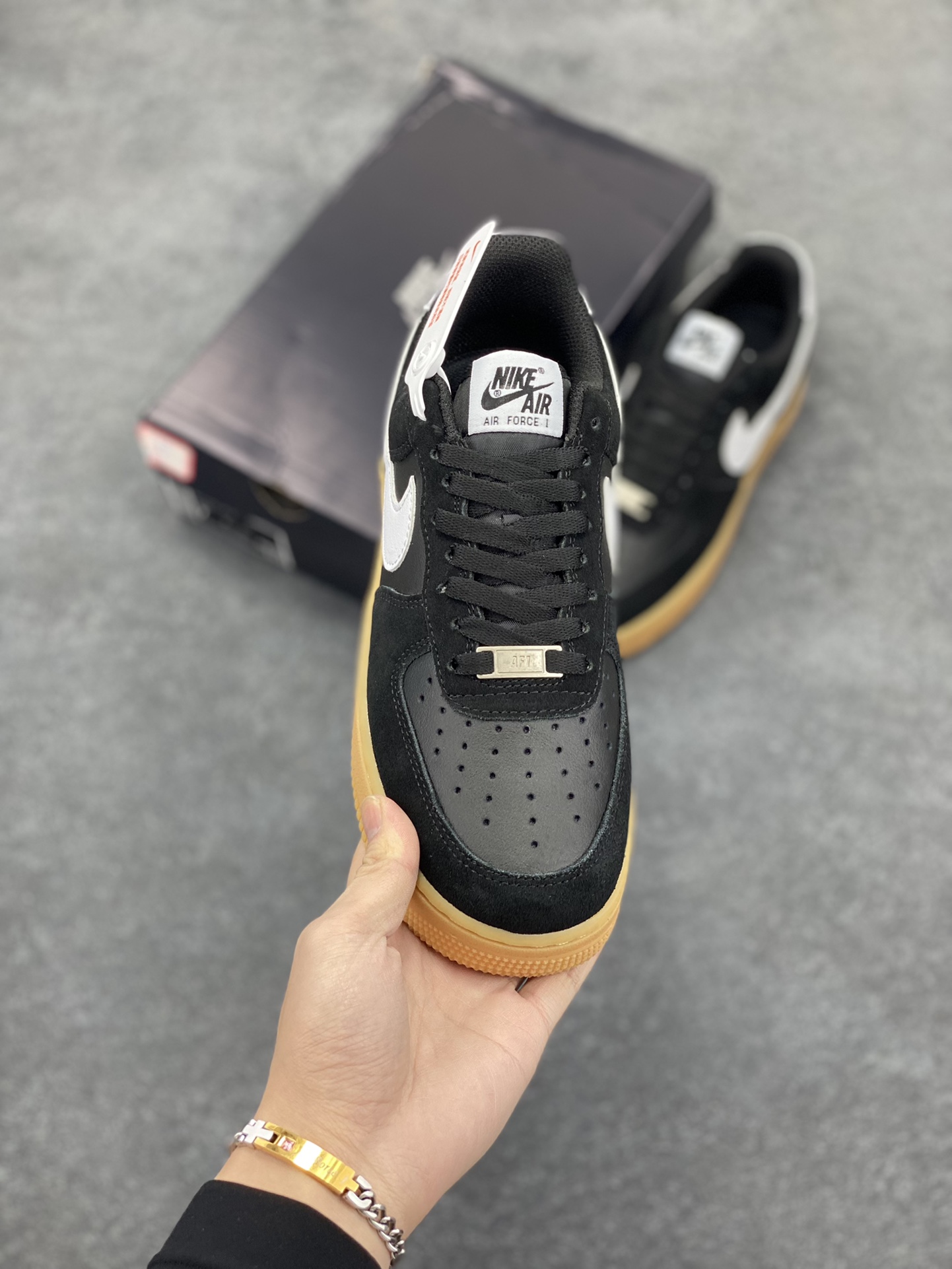 图片[2]-Nike Air Force 1 Low 翻毛生胶 空军一号低帮运动休闲板鞋 原楦头原纸板 打造纯正空军版型 专注外贸渠道 全掌内置蜂窝气垫 原盒配件 原厂中底钢印、拉帮完美 货号：FQ8714-004 尺码：36 36.5 37.5 38 38.5 39 40 40.5 41 42 42.5 43 44 44.5 45-选品中心