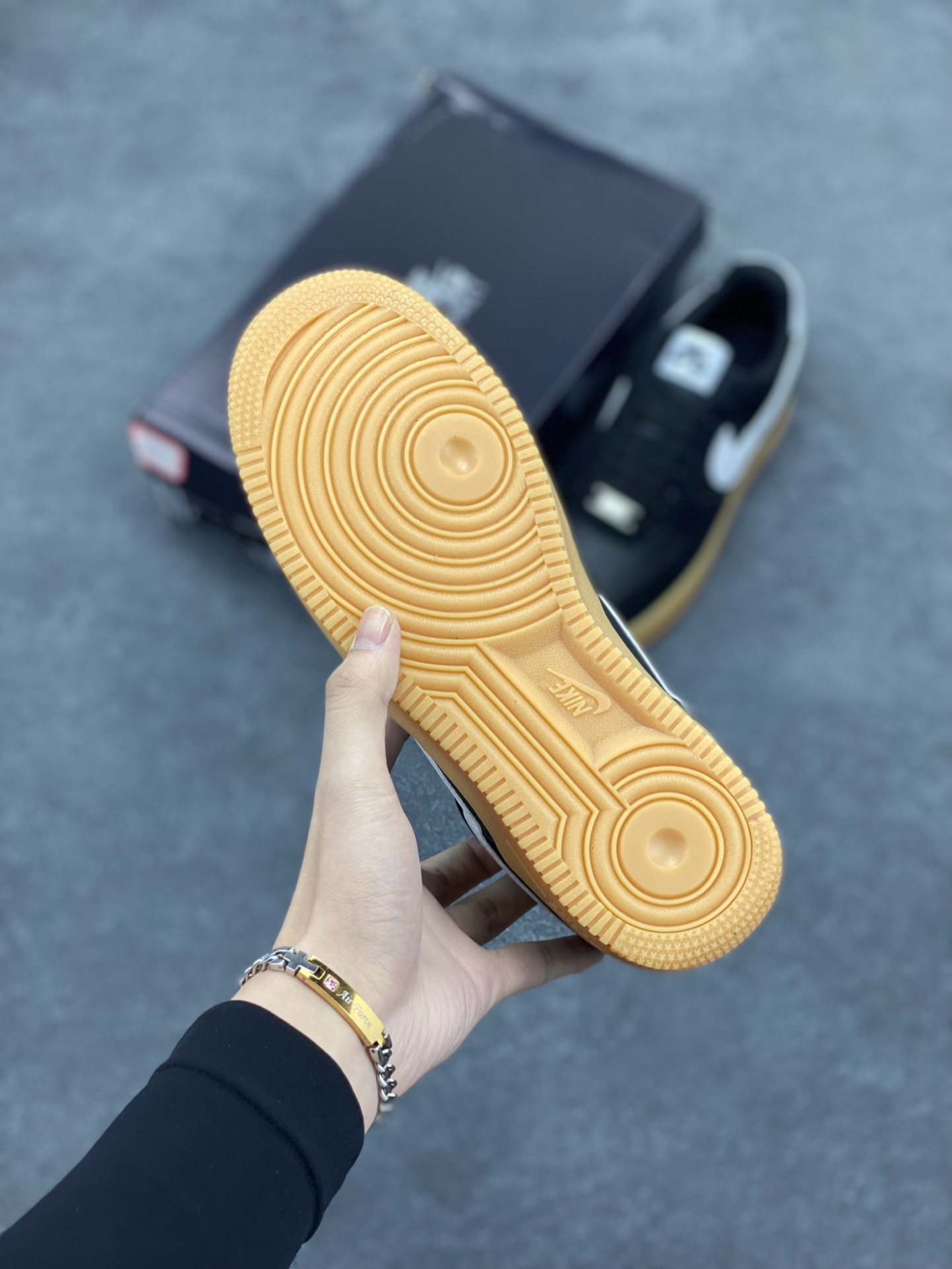 图片[5]-Nike Air Force 1 Low 翻毛生胶 空军一号低帮运动休闲板鞋 原楦头原纸板 打造纯正空军版型 专注外贸渠道 全掌内置蜂窝气垫 原盒配件 原厂中底钢印、拉帮完美 货号：FQ8714-004 尺码：36 36.5 37.5 38 38.5 39 40 40.5 41 42 42.5 43 44 44.5 45-选品中心