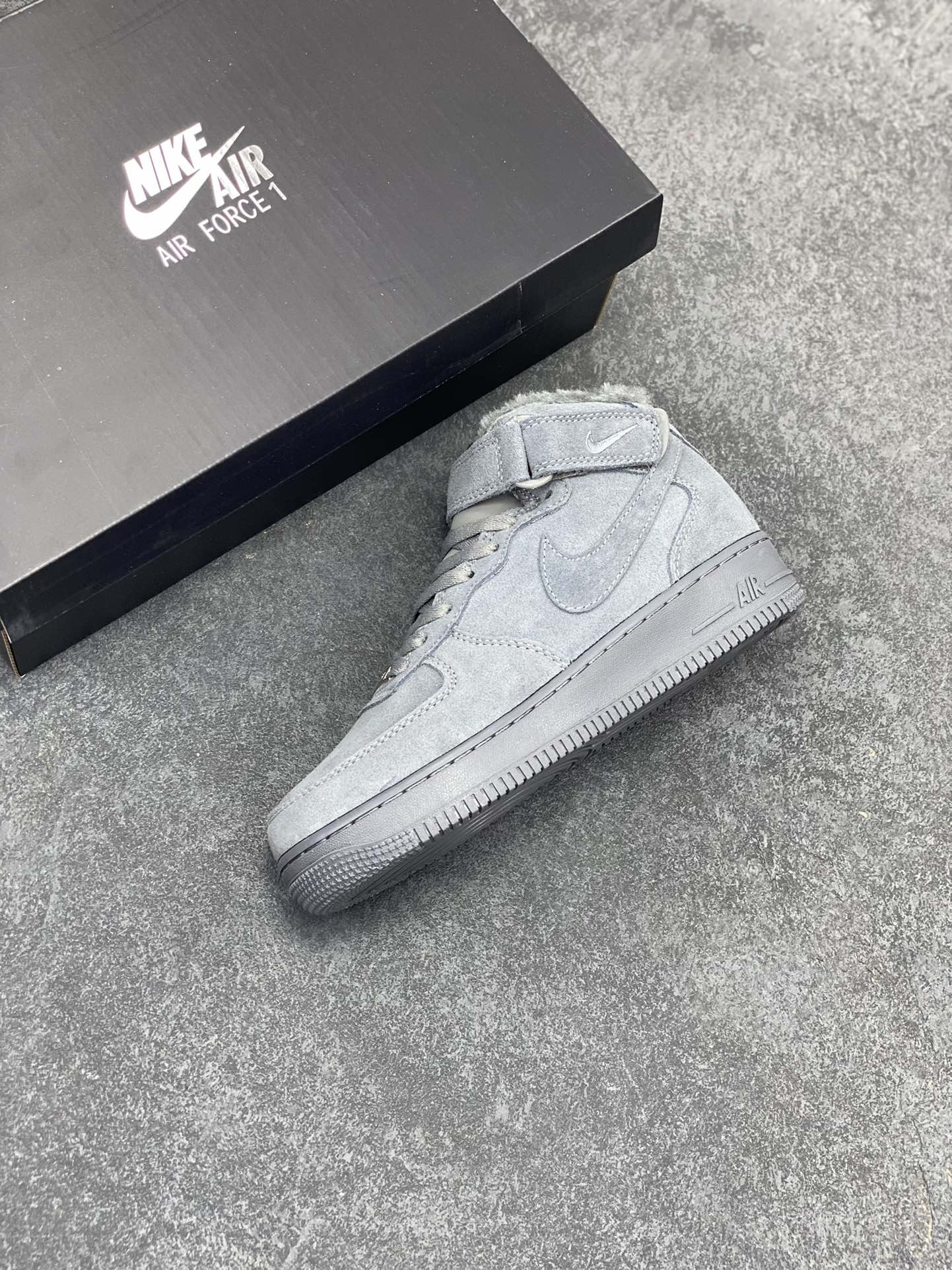 图片[7]-Nike Air Force 1 ’07 Low 空军一号低帮百搭休闲运动板鞋。柔软、弹性十足的缓震性能和出色的中底设计，横跨复古与现代的外型结合，造就出风靡全球三十多年的Force 1，直到今天还深受青睐 货号：CJ9979-001 尺码：36 36.5 37.5 38 38.5 39 40 40.5 41 42 42.5 43 44 44.5 45-选品中心