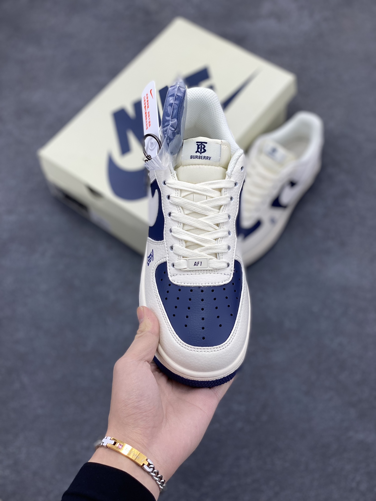 图片[2]-NIke Air Force 1 \’07 Low “巴宝莉联名–米白藏蓝拼接”空军一号 低帮 运动鞋 休闲鞋 折边针车 工艺难度大 原楦头原纸板 原装鞋盒 定制五金配件 内置全掌气垫 原厂鞋底 货号：BB8588-222 尺码：36 36.5 37.5 38 38.5 39 40 40.5 41 42 42.5 43 44 44.5 45-选品中心