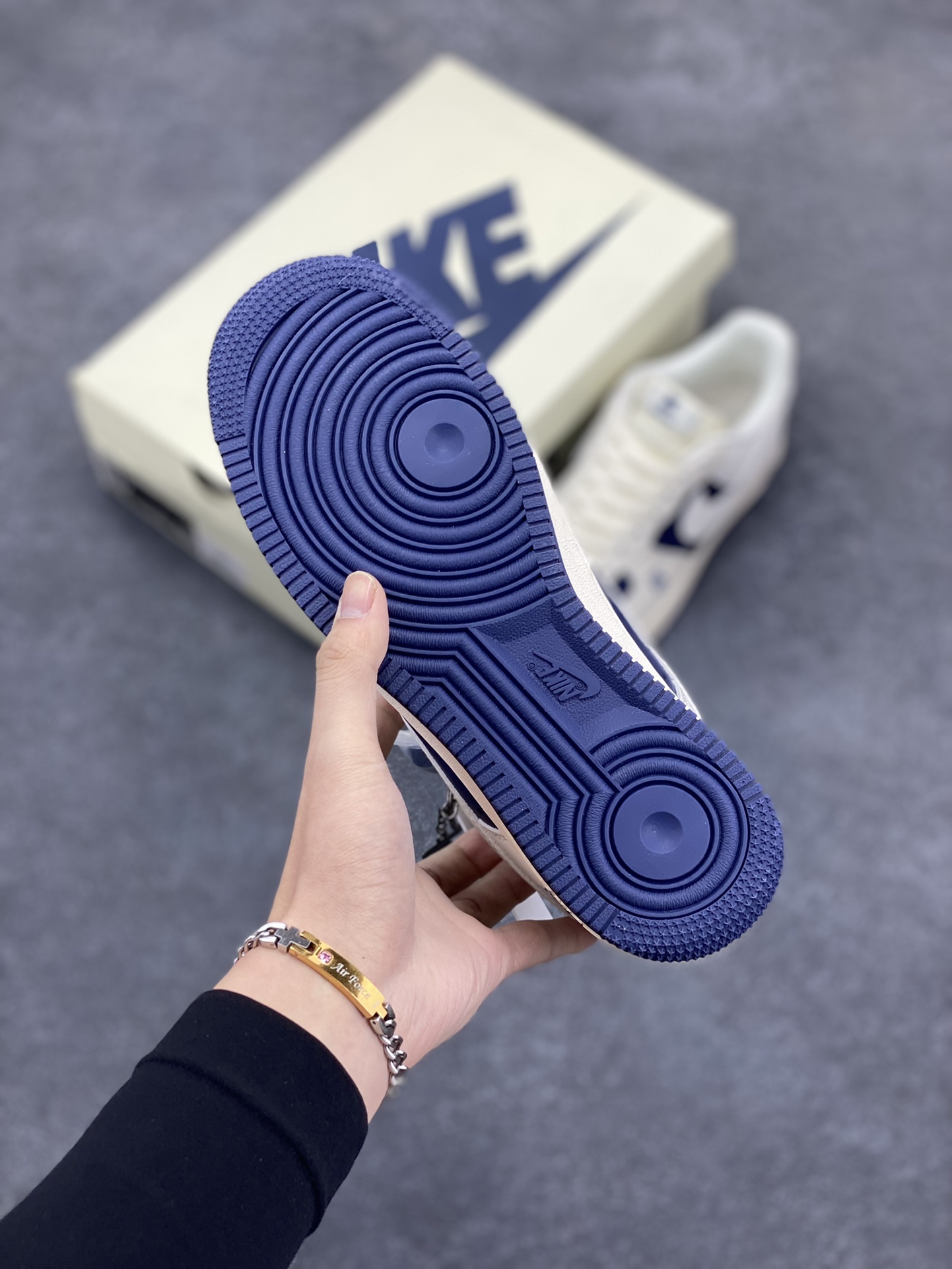 图片[5]-NIke Air Force 1 \’07 Low “巴宝莉联名–米白藏蓝拼接”空军一号 低帮 运动鞋 休闲鞋 折边针车 工艺难度大 原楦头原纸板 原装鞋盒 定制五金配件 内置全掌气垫 原厂鞋底 货号：BB8588-222 尺码：36 36.5 37.5 38 38.5 39 40 40.5 41 42 42.5 43 44 44.5 45-选品中心