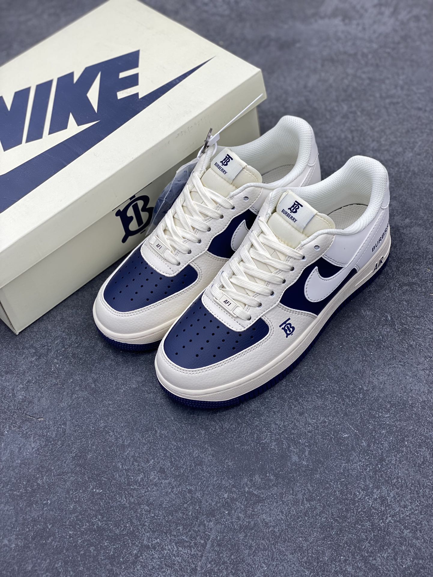 图片[8]-NIke Air Force 1 \’07 Low “巴宝莉联名–米白藏蓝拼接”空军一号 低帮 运动鞋 休闲鞋 折边针车 工艺难度大 原楦头原纸板 原装鞋盒 定制五金配件 内置全掌气垫 原厂鞋底 货号：BB8588-222 尺码：36 36.5 37.5 38 38.5 39 40 40.5 41 42 42.5 43 44 44.5 45-选品中心