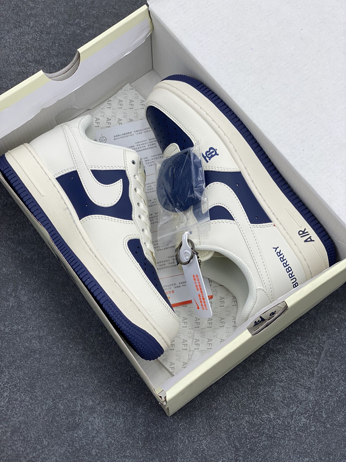 图片[9]-NIke Air Force 1 \’07 Low “巴宝莉联名–米白藏蓝拼接”空军一号 低帮 运动鞋 休闲鞋 折边针车 工艺难度大 原楦头原纸板 原装鞋盒 定制五金配件 内置全掌气垫 原厂鞋底 货号：BB8588-222 尺码：36 36.5 37.5 38 38.5 39 40 40.5 41 42 42.5 43 44 44.5 45-选品中心