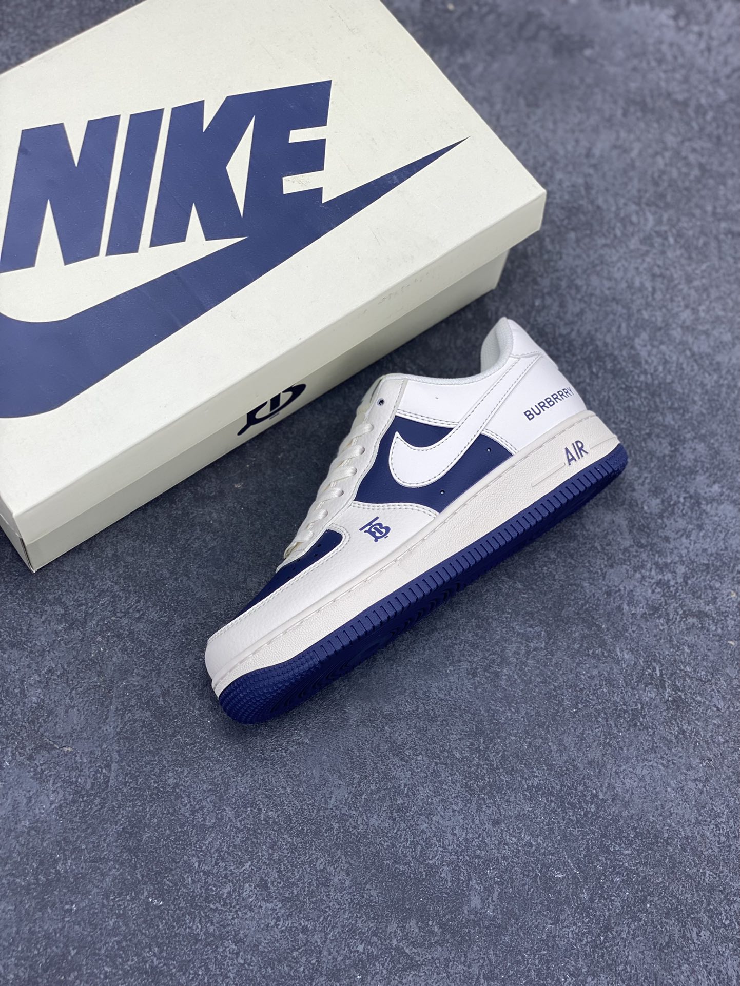 图片[7]-NIke Air Force 1 \’07 Low “巴宝莉联名–米白藏蓝拼接”空军一号 低帮 运动鞋 休闲鞋 折边针车 工艺难度大 原楦头原纸板 原装鞋盒 定制五金配件 内置全掌气垫 原厂鞋底 货号：BB8588-222 尺码：36 36.5 37.5 38 38.5 39 40 40.5 41 42 42.5 43 44 44.5 45-选品中心