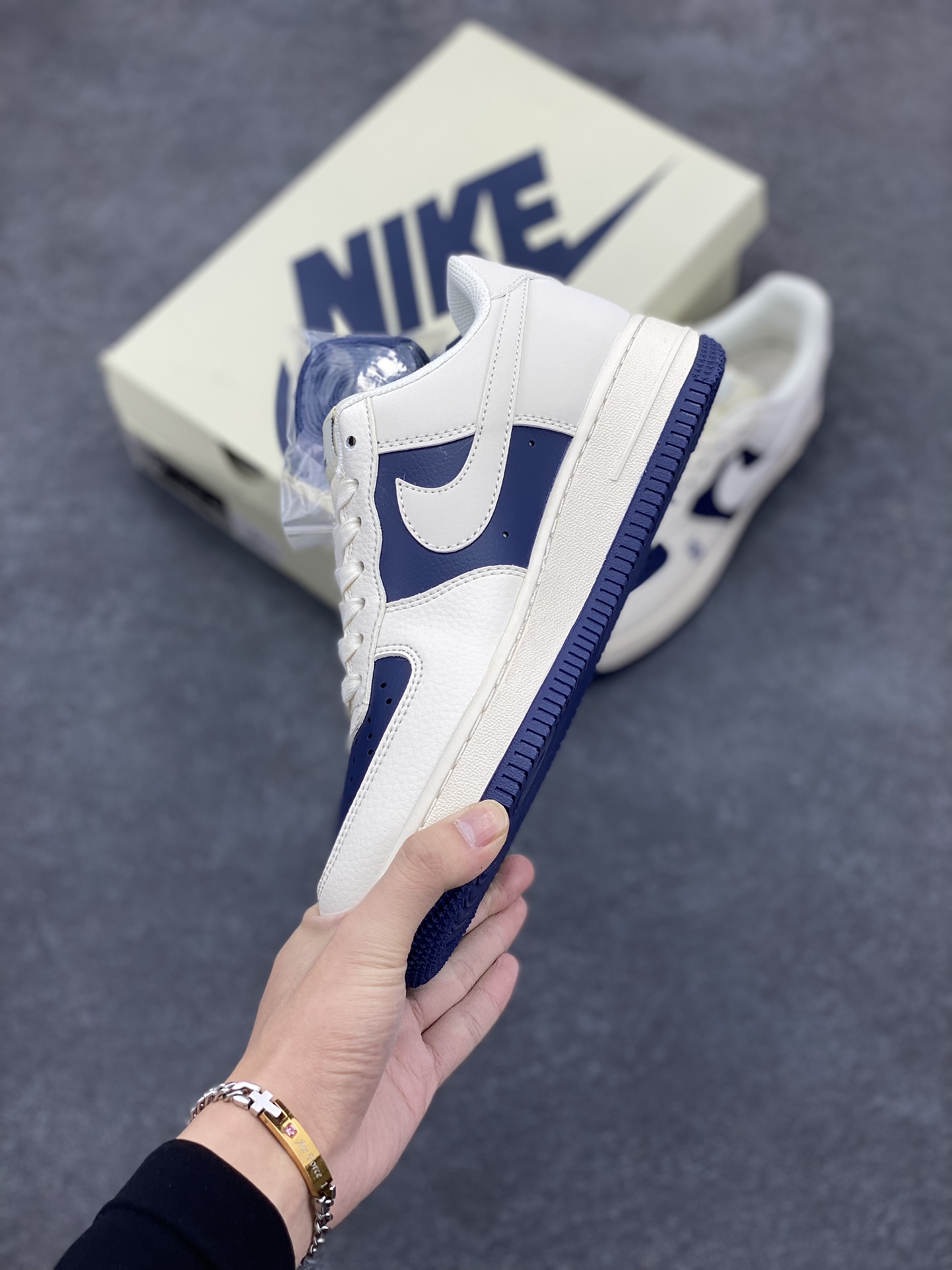 图片[3]-NIke Air Force 1 \’07 Low “巴宝莉联名–米白藏蓝拼接”空军一号 低帮 运动鞋 休闲鞋 折边针车 工艺难度大 原楦头原纸板 原装鞋盒 定制五金配件 内置全掌气垫 原厂鞋底 货号：BB8588-222 尺码：36 36.5 37.5 38 38.5 39 40 40.5 41 42 42.5 43 44 44.5 45-选品中心
