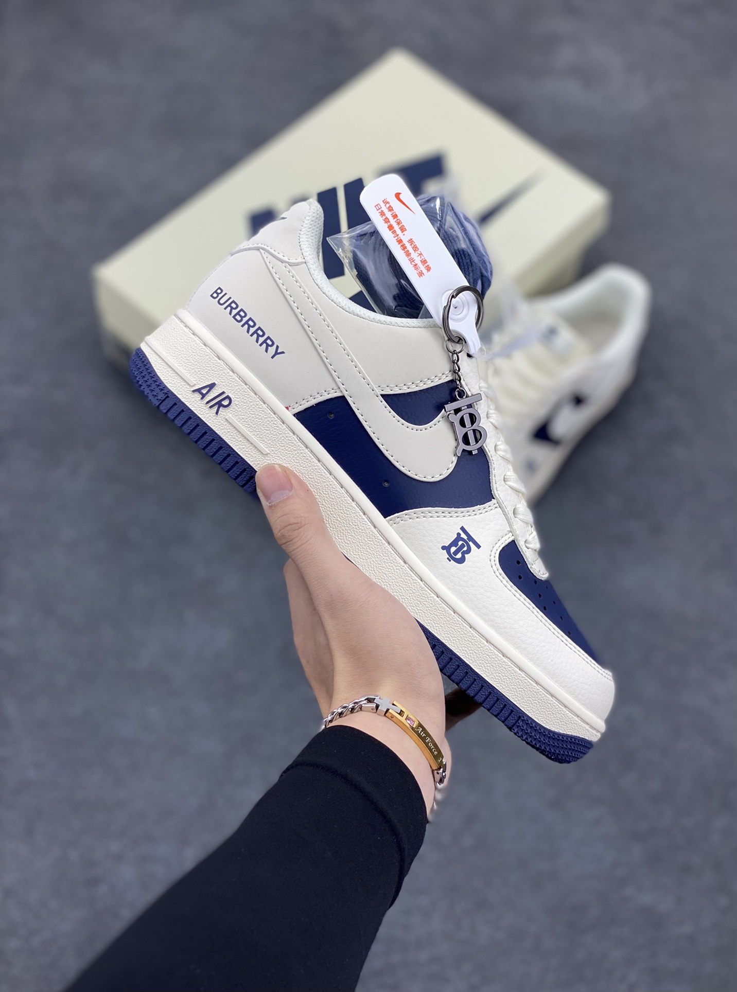 NIke Air Force 1 \’07 Low “巴宝莉联名–米白藏蓝拼接”空军一号 低帮 运动鞋 休闲鞋 折边针车 工艺难度大 原楦头原纸板 原装鞋盒 定制五金配件 内置全掌气垫 原厂鞋底 货号:BB8588-222 尺码:36 36.5 37.5 38 38.5 39 40 40.5 41 42 42.5 43 44 44.5 45-选品中心