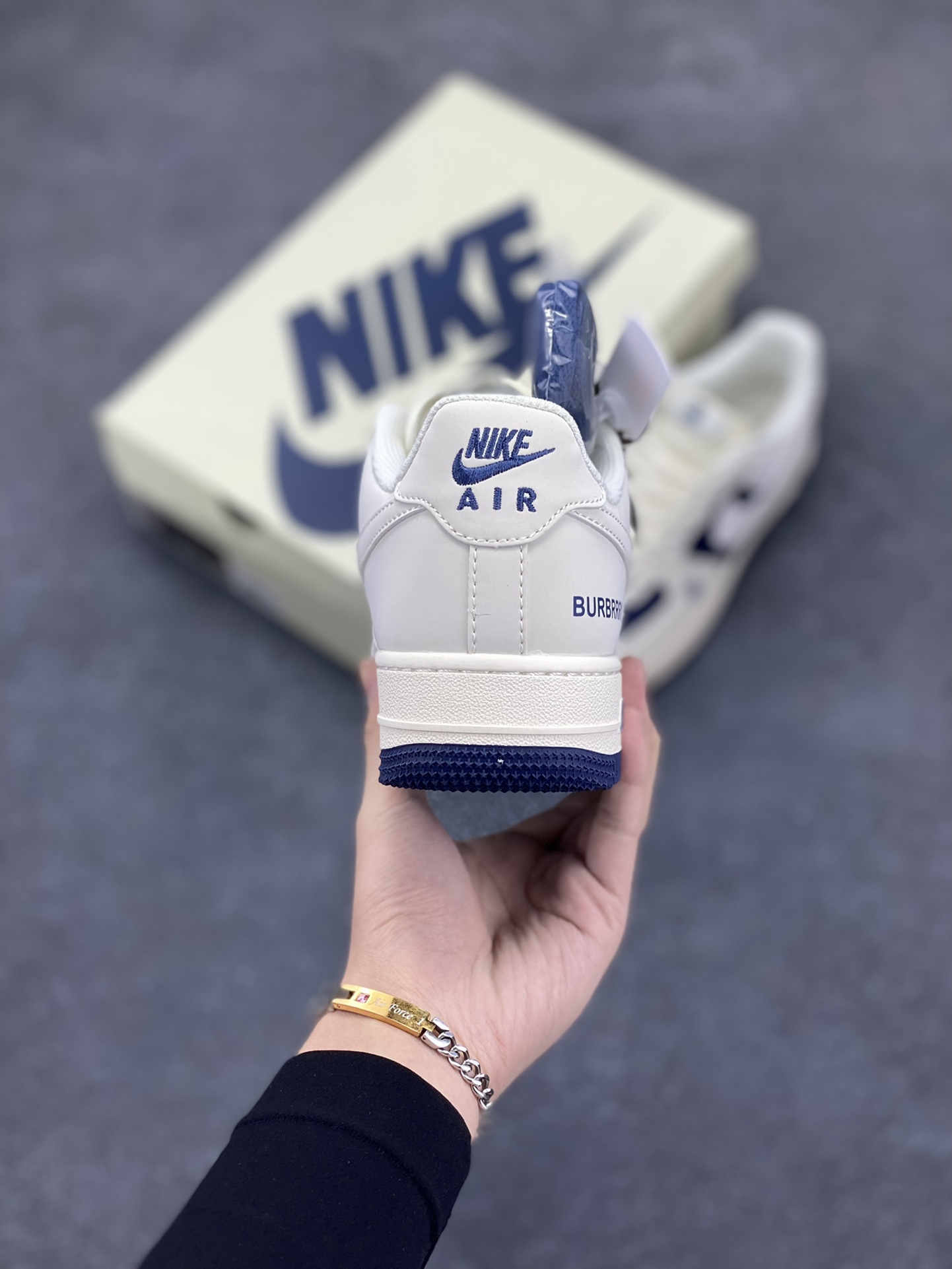 图片[4]-NIke Air Force 1 \’07 Low “巴宝莉联名–米白藏蓝拼接”空军一号 低帮 运动鞋 休闲鞋 折边针车 工艺难度大 原楦头原纸板 原装鞋盒 定制五金配件 内置全掌气垫 原厂鞋底 货号：BB8588-222 尺码：36 36.5 37.5 38 38.5 39 40 40.5 41 42 42.5 43 44 44.5 45-选品中心
