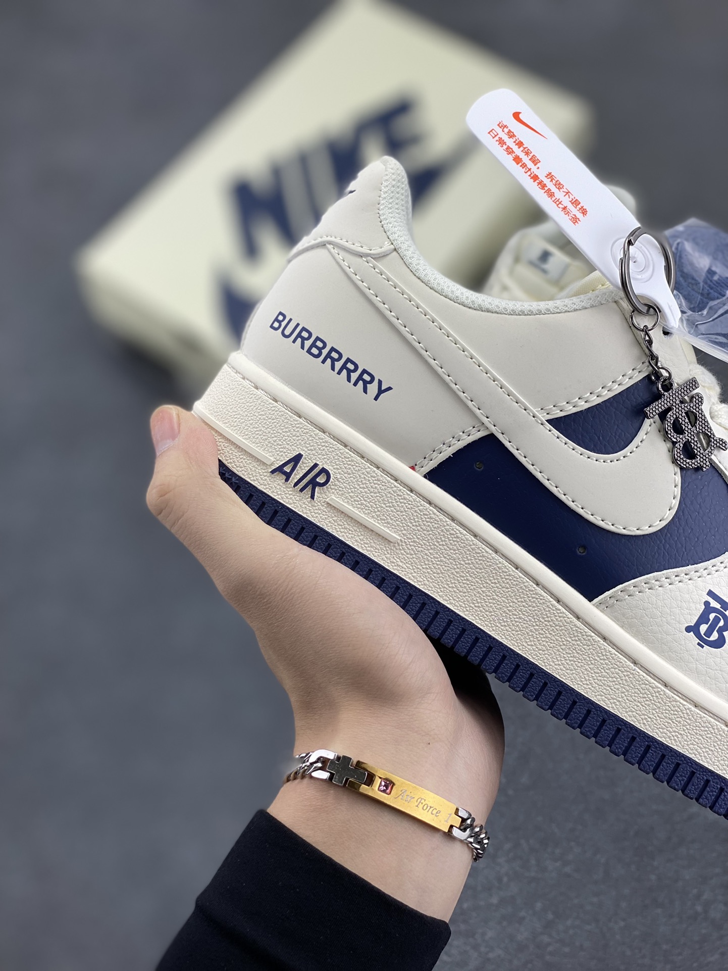 图片[6]-NIke Air Force 1 \’07 Low “巴宝莉联名–米白藏蓝拼接”空军一号 低帮 运动鞋 休闲鞋 折边针车 工艺难度大 原楦头原纸板 原装鞋盒 定制五金配件 内置全掌气垫 原厂鞋底 货号：BB8588-222 尺码：36 36.5 37.5 38 38.5 39 40 40.5 41 42 42.5 43 44 44.5 45-选品中心