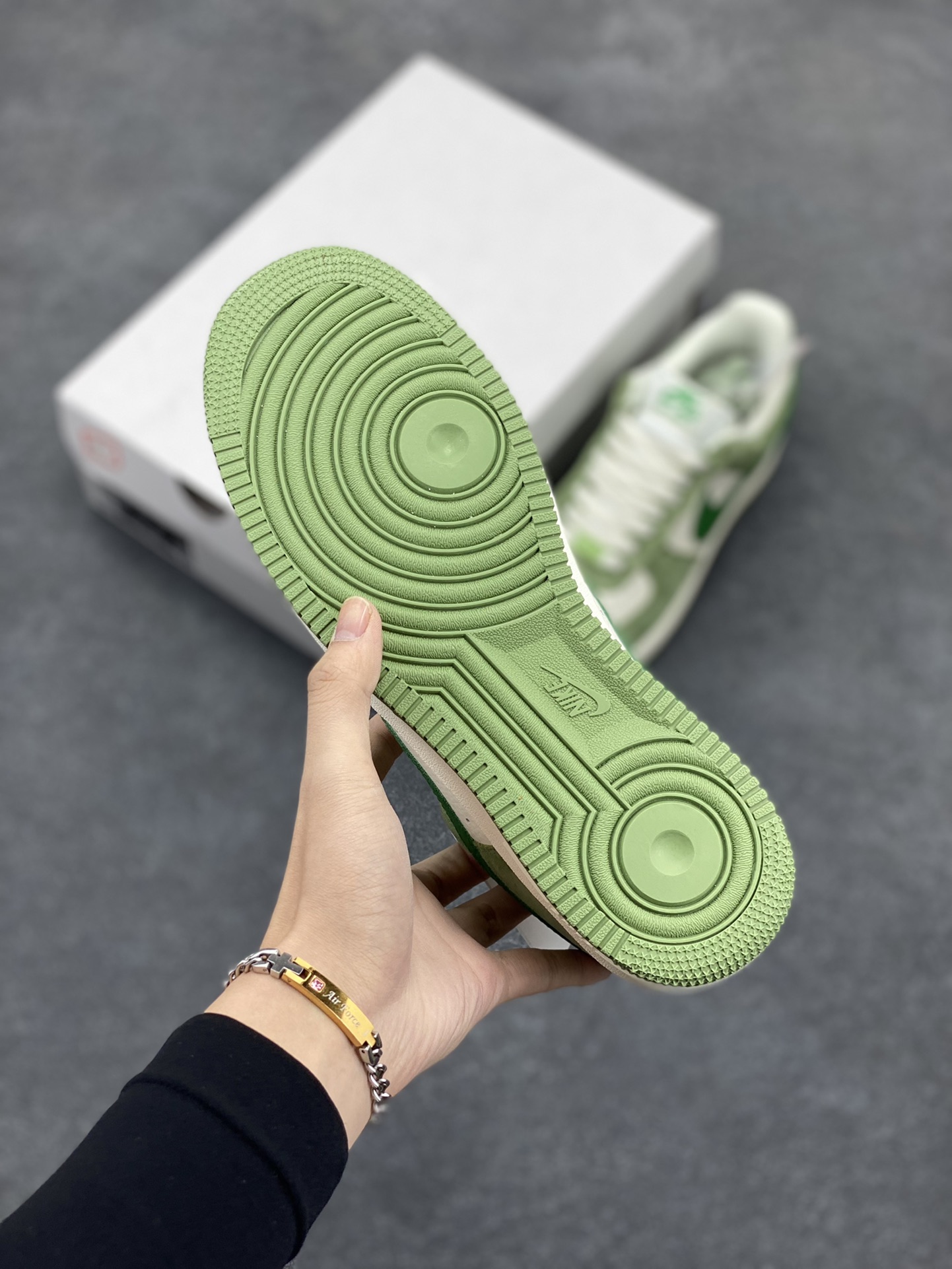 图片[5]-Nike Air Force 1 Low ’07 米白军绿配色 空军一号低帮休闲板鞋 原厂麂皮 原楦原纸板 纯正版型 正品NFC感应芯片 高清洁度 内置全掌气垫 货号：FF7795-111 尺码：36 36.5 37.5 38 38.5 39 40 40.5 41 42 42.5 43 44 44.5 45-选品中心